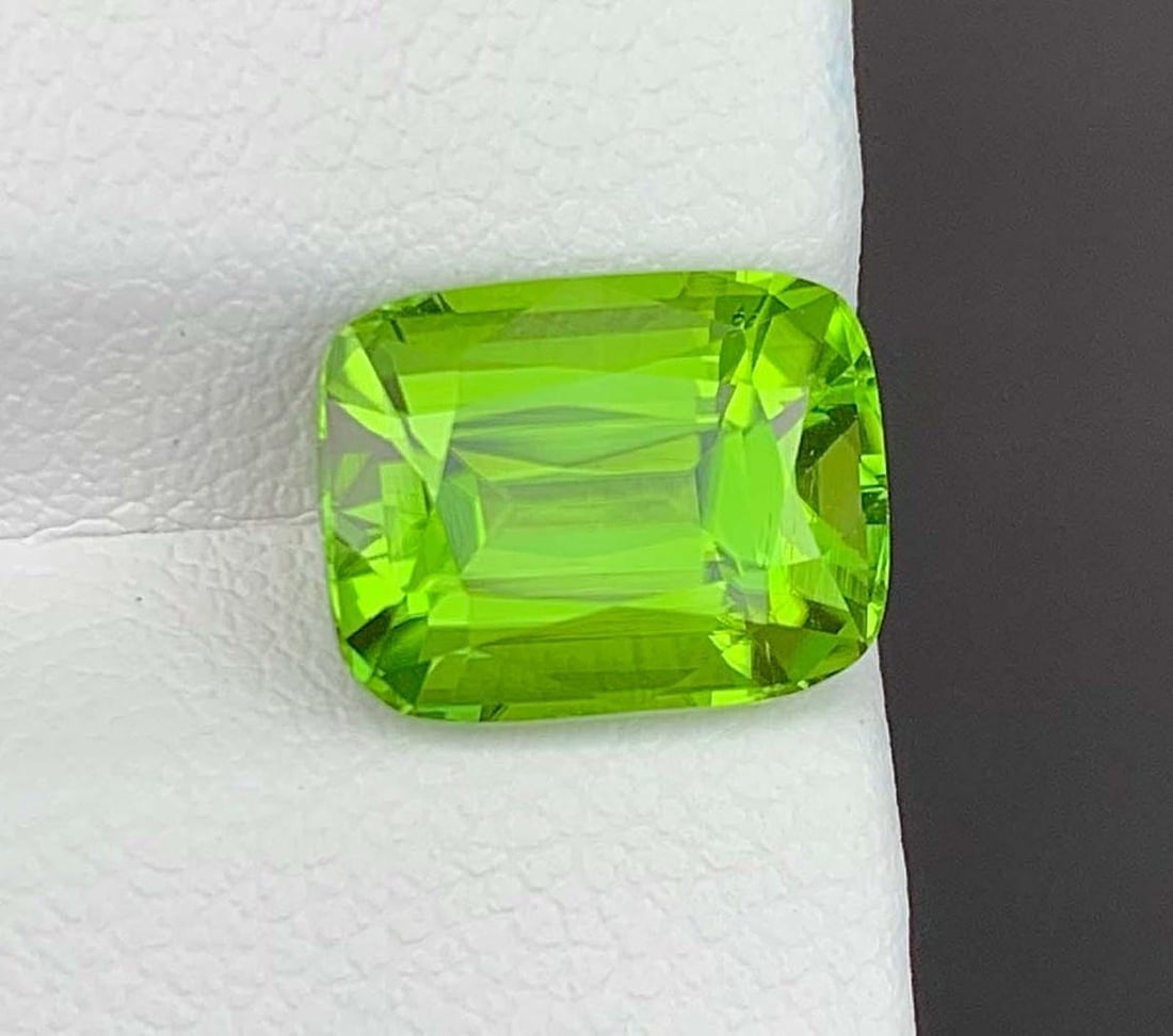 Cushion Cut Peridot Gemstone: Natural August Birthstone, Pakistan (4.43 carats): Title: Cushion Cut Peridot Gemstone: Natural August Birthstone, Pakistan (4.43 carats) Description: Supplies for making crafts Materials: Gemstone: Peridot Natural Peri