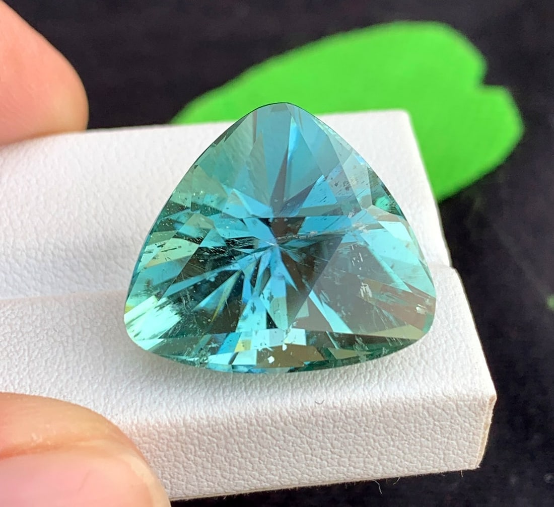 Green Kunzite Gemstone: 32.70 Carat Trillion Cut November Birthstone - 4