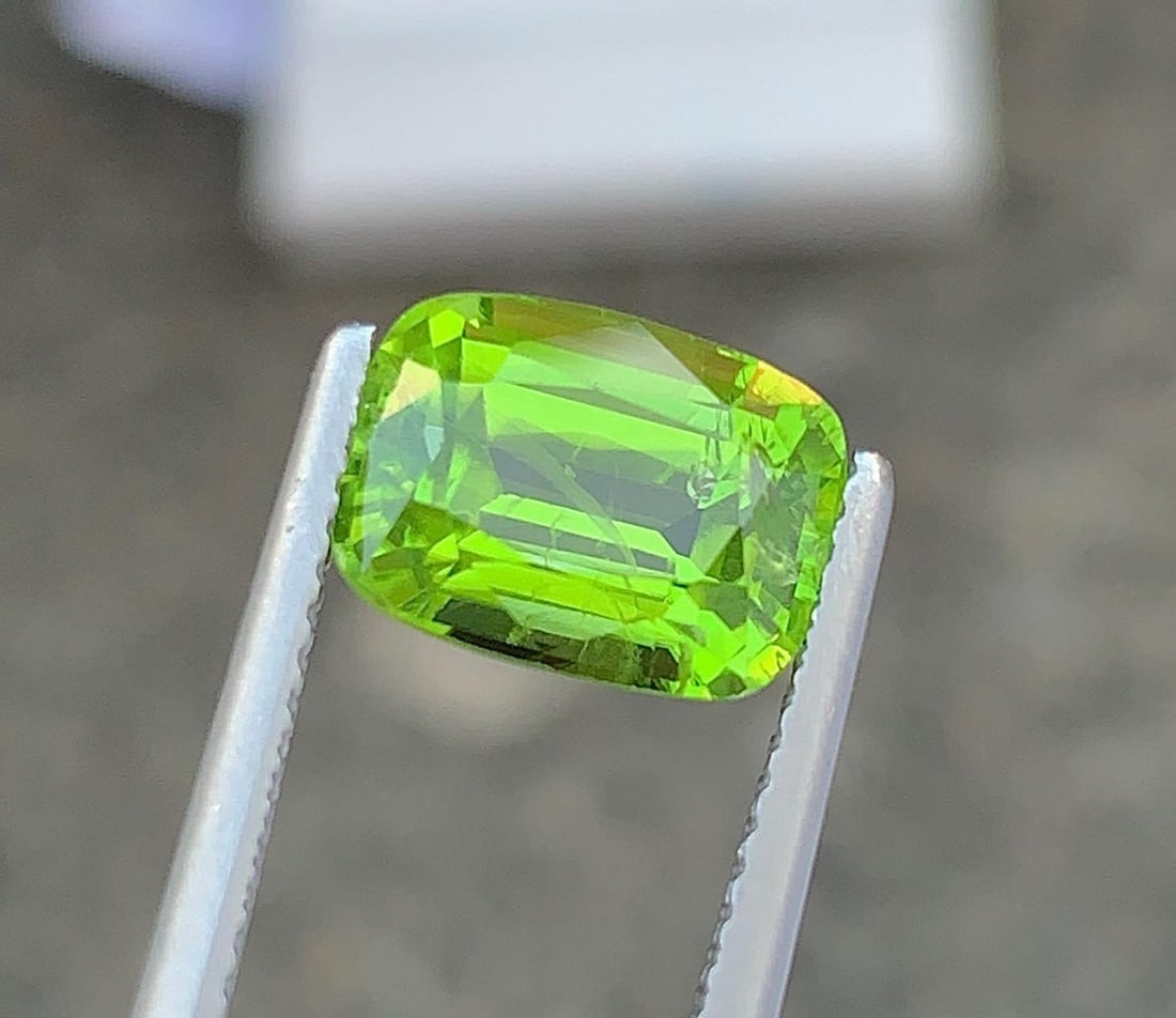 Cushion Cut Peridot Gemstone: Natural August Birthstone, Pakistan (3.94 carats) - 6