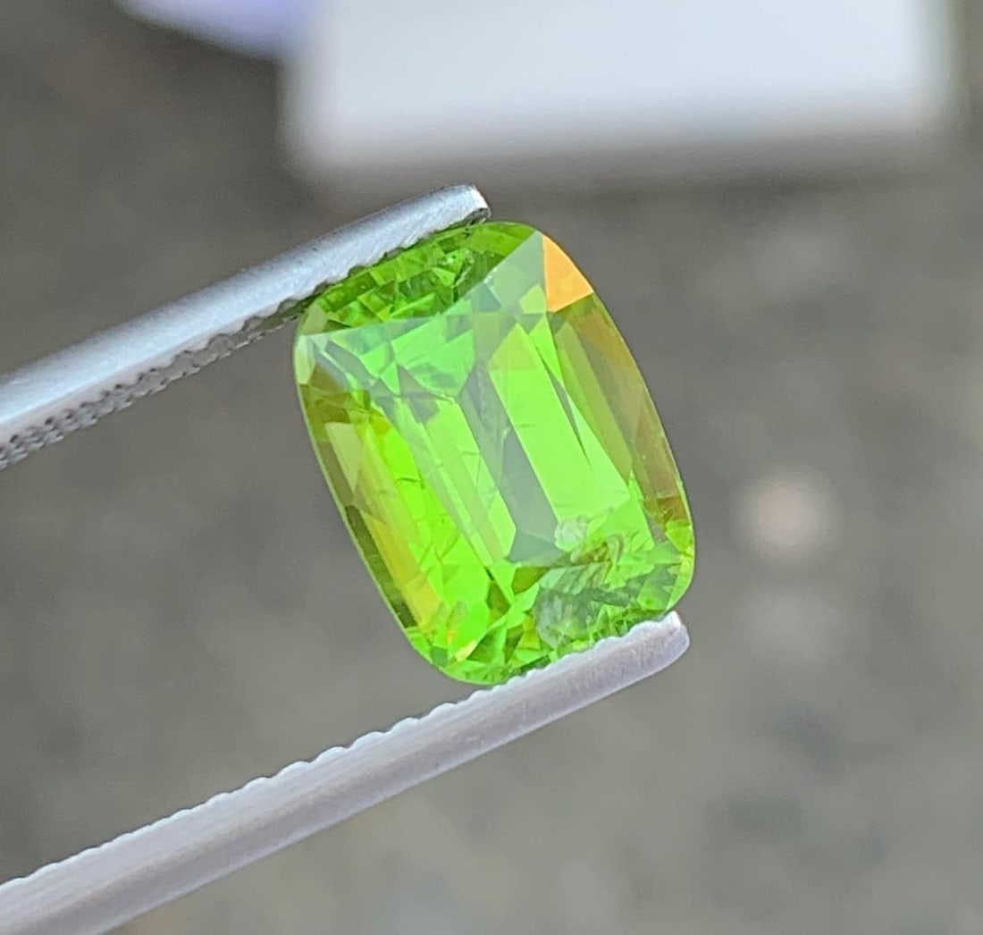 Cushion Cut Peridot Gemstone: Natural August Birthstone, Pakistan (3.94 carats) - 7