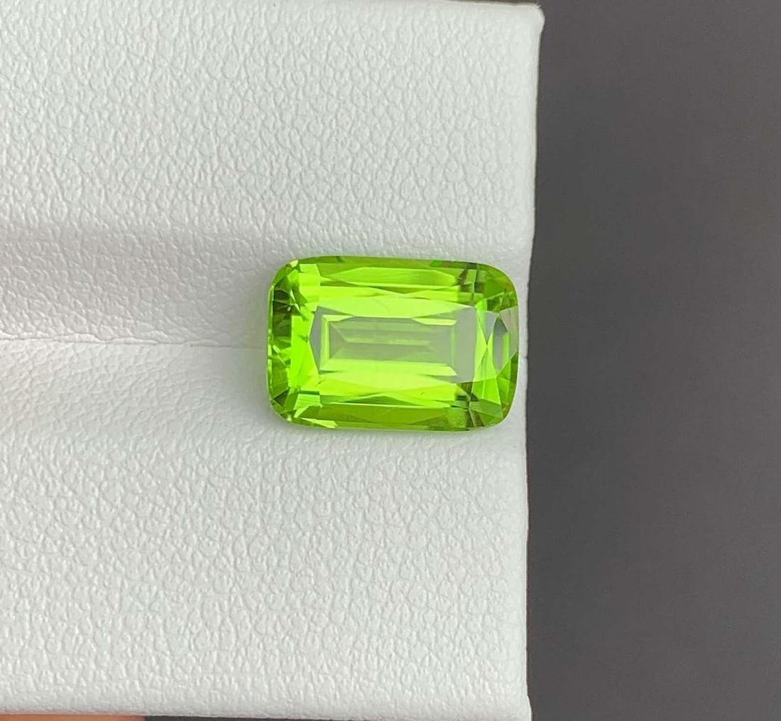 Cushion Cut Peridot Gemstone: Natural August Birthstone, Pakistan (4.23 carats) - 4