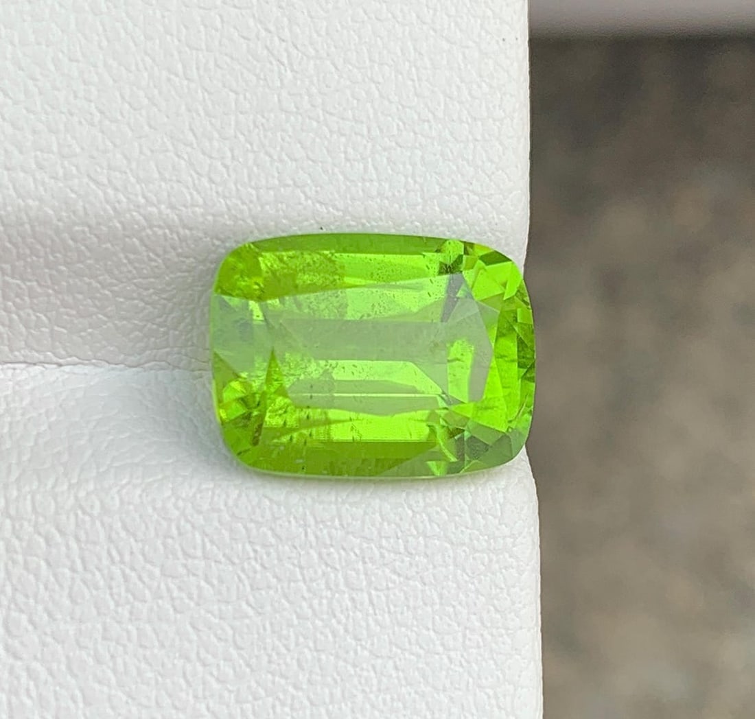 Cushion Cut Peridot Gemstone: Natural August Birthstone, Pakistan (5.90 carats) - 4