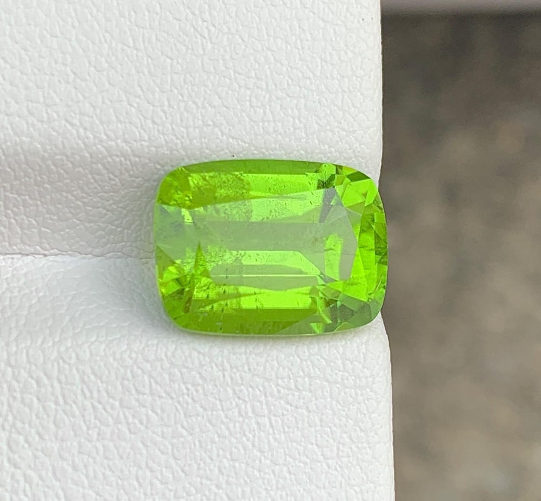 Cushion Cut Peridot Gemstone: Natural August Birthstone, Pakistan (5.90 carats) - 5