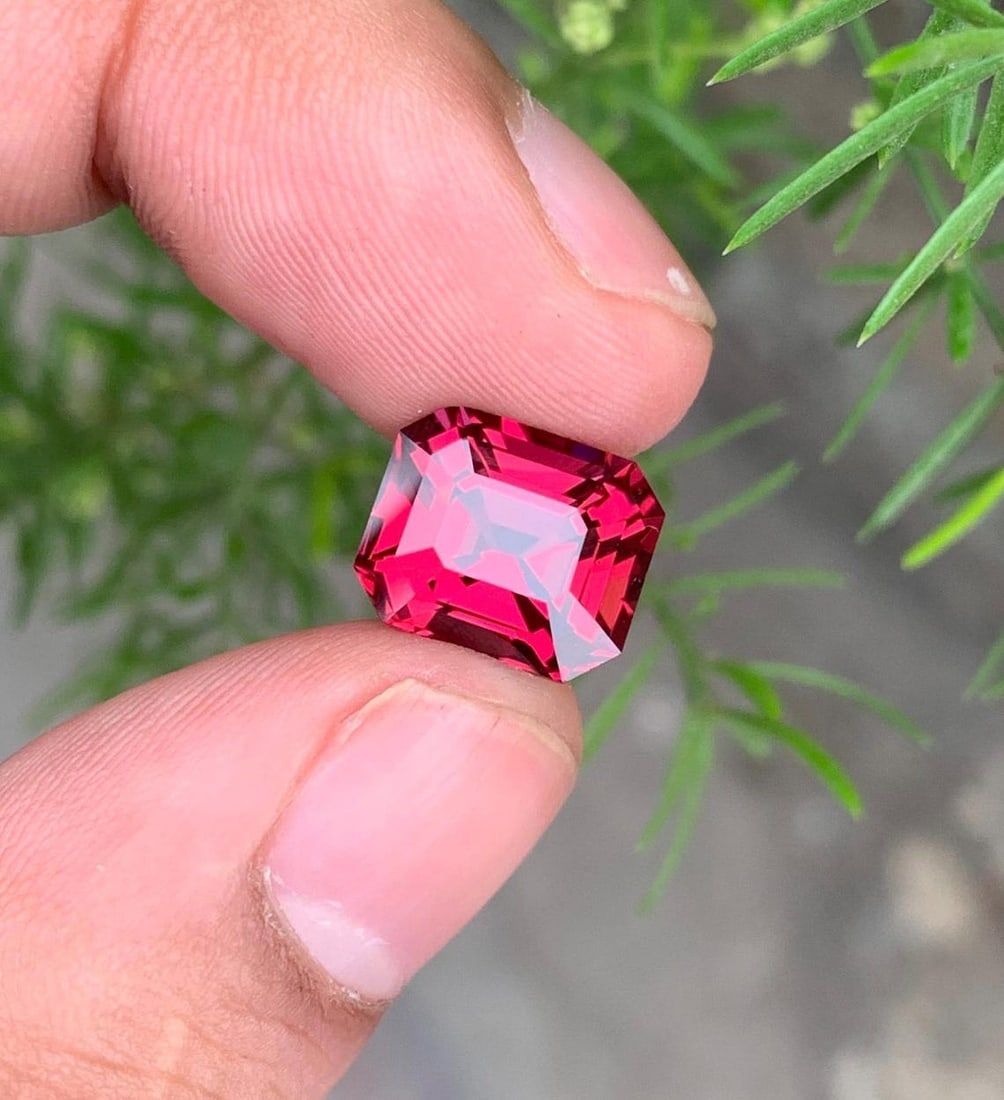 Tanzania Bloody Red Garnet Gemstone: Emerald Cut, 6.33 Carat: Title: Tanzania Bloody Red Garnet Gemstone: Emerald Cut, 6.33 CaratDescription: " Supplies for making crafts Materials: Gemstone: Garnet Carat weight: 6.66 • Weight : 6.33 carat •