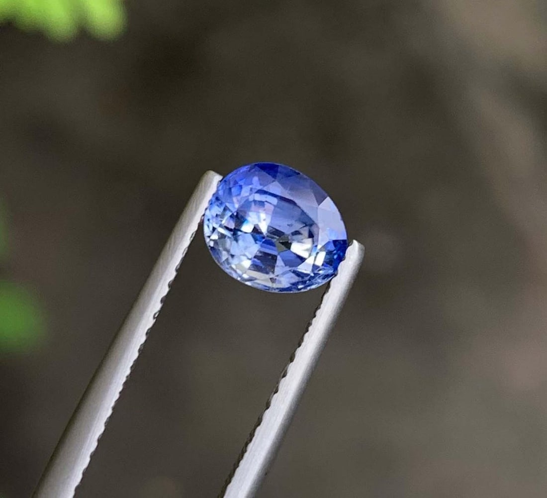 AIG Certified Faceted Blue Sapphire: 1.86 Carat Bi Color Oval Cut Gemstone - 6