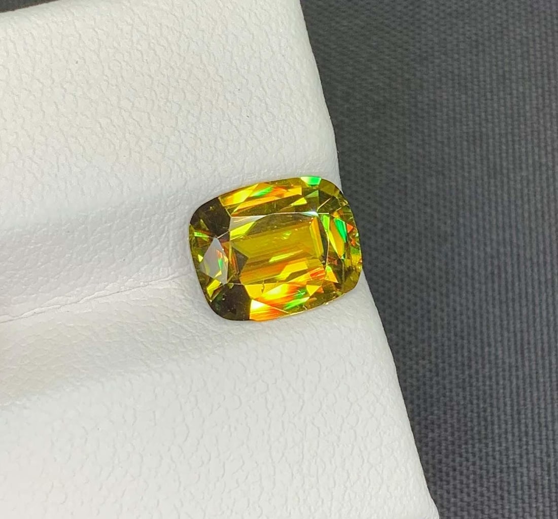 AIG Certified Lustrous Sphene Gemstone: Yellow/Green Cushion Cut, 2.76 Carat - 8