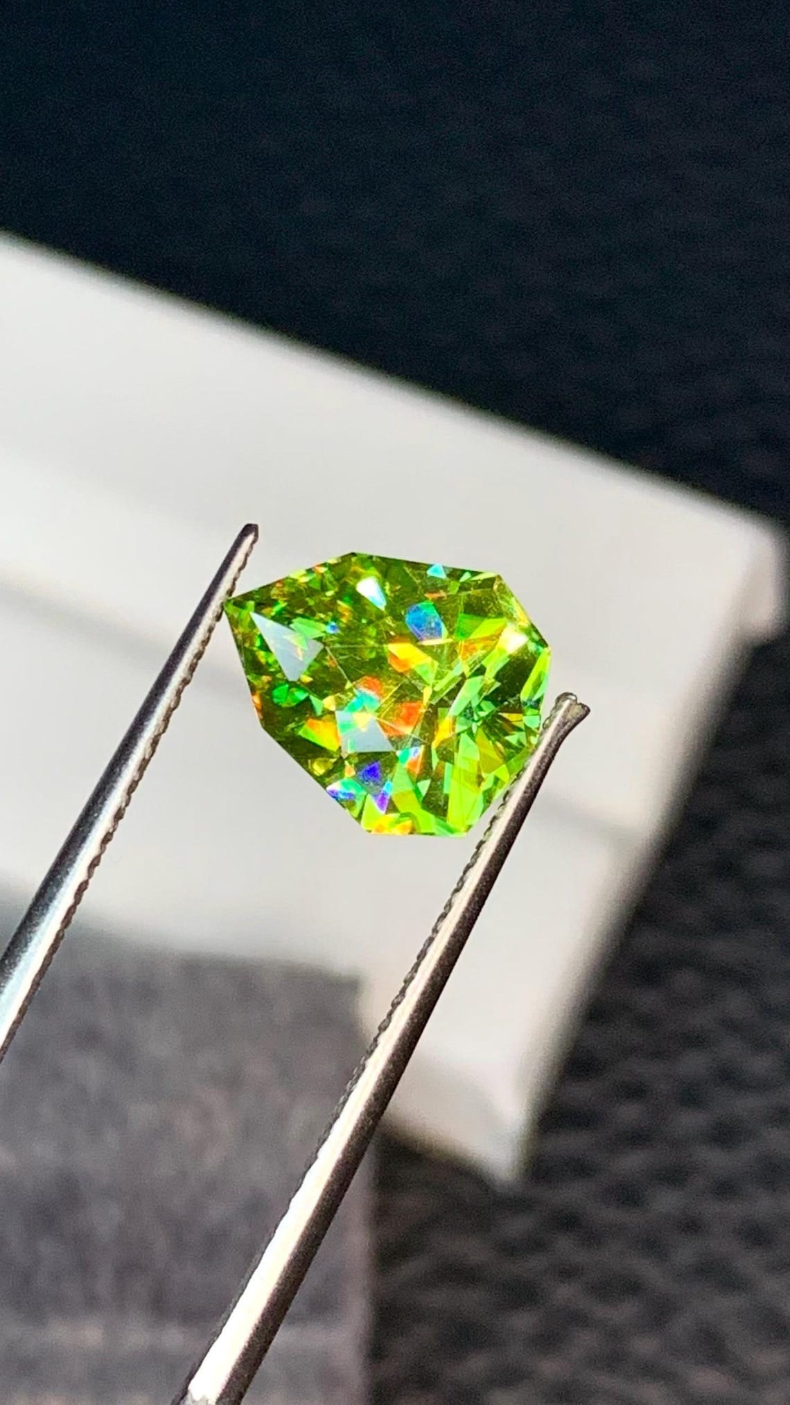 3.10 CT Sphene Titanite Gemstone: Faceted Sheild Cut, Eye Clean: Title: 3.10 CT Sphene Titanite Gemstone: Faceted Sheild Cut, Eye CleanDescription: " Supplies for making crafts Materials: Gemstone: Sphene Carat weight: 3.10 Discover the enchanting allure of