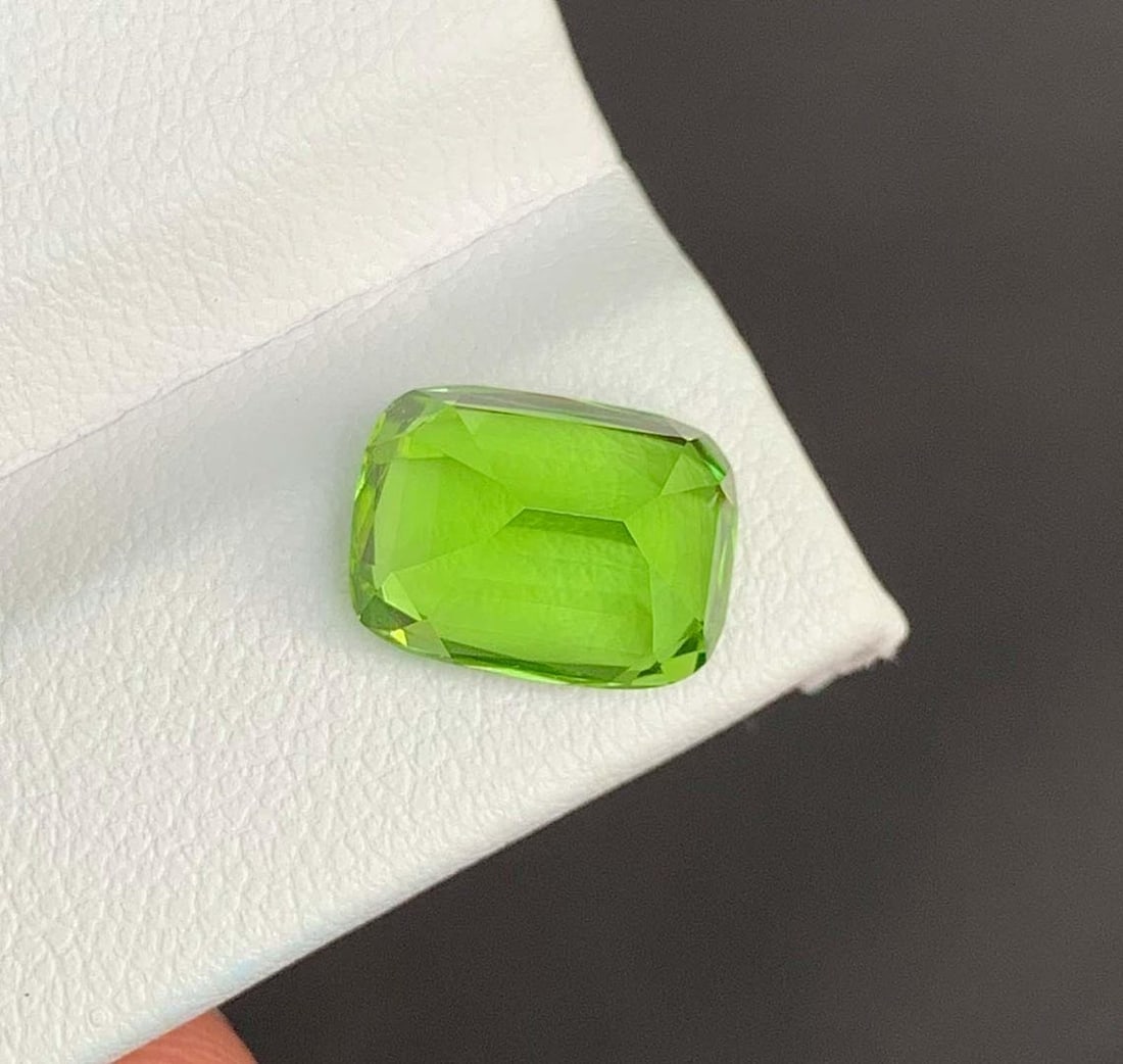 Cushion Cut Peridot Gemstone: Natural August Birthstone, Pakistan (4.68 carats) - 2