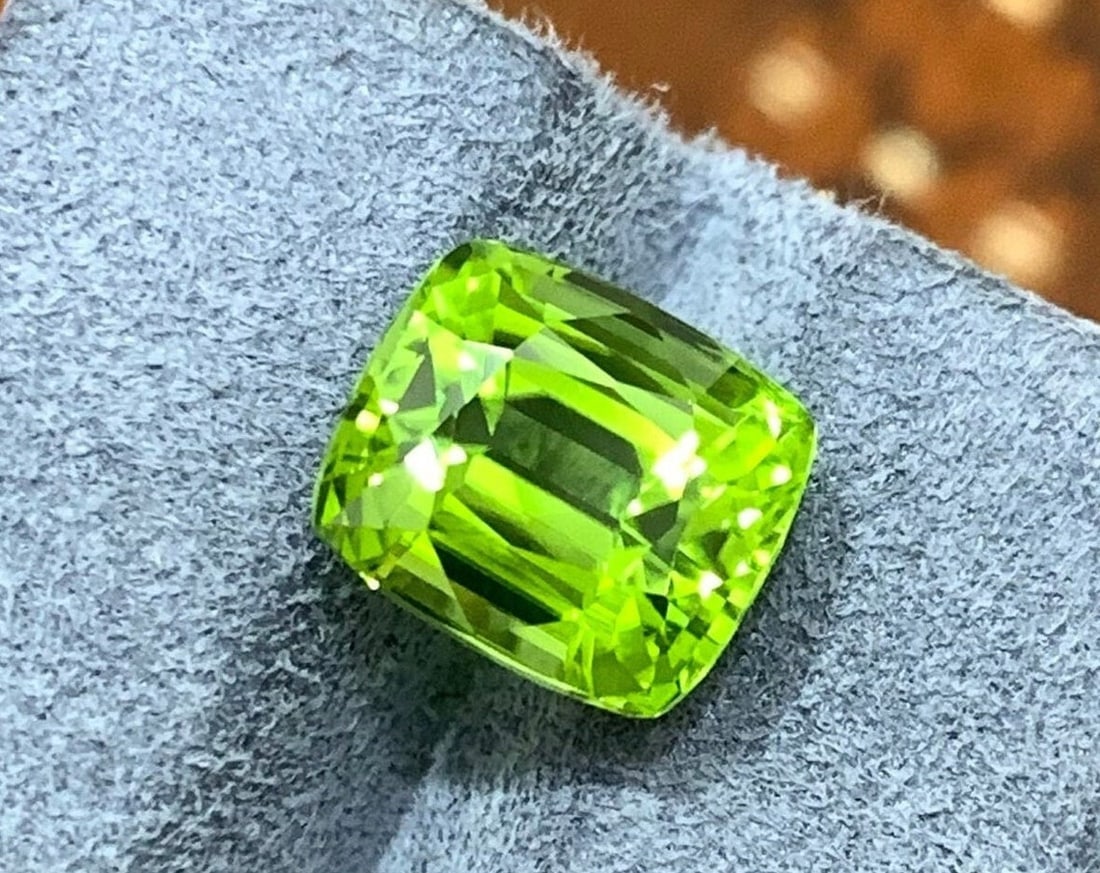Apple Green Peridot Gemstone: 4.85 Carat Cushion Cut: Title: Apple Green Peridot Gemstone: 4.85 Carat Cushion Cut Description: " Supplies for making crafts Materials: Gemstone: Peridot Carat weight: 4.85 Peridot Details: • Weight : 4.85 carat ̶