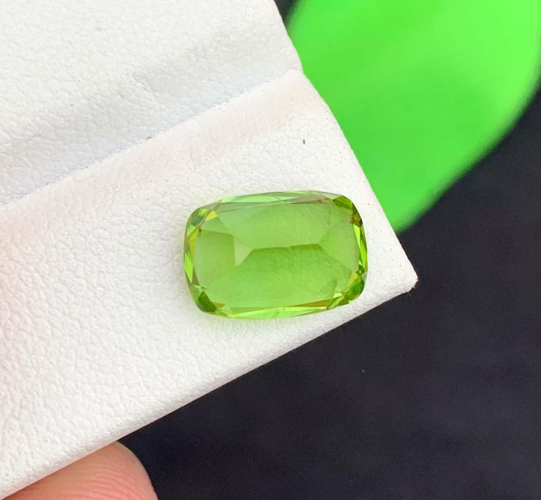 Cushion Cut Peridot Gemstone: Natural August Birthstone, Pakistan Origin (3.94 carats) - 5