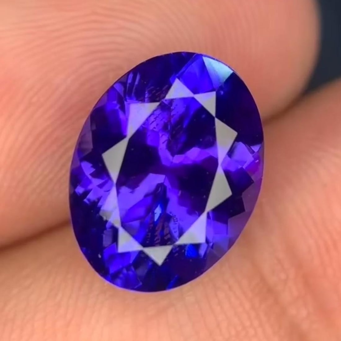5.05 Carat Oval Tanzanite Gemstone: Vibrant Purplish Blue (1 of 5)