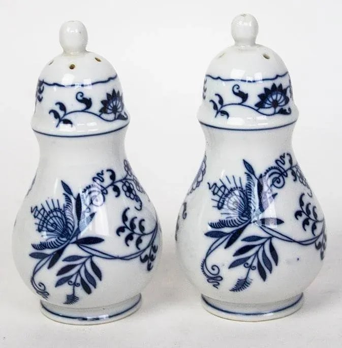 1970s Blue Danube Blue Onion China Service for 8 Plus Serving Pieces - 4