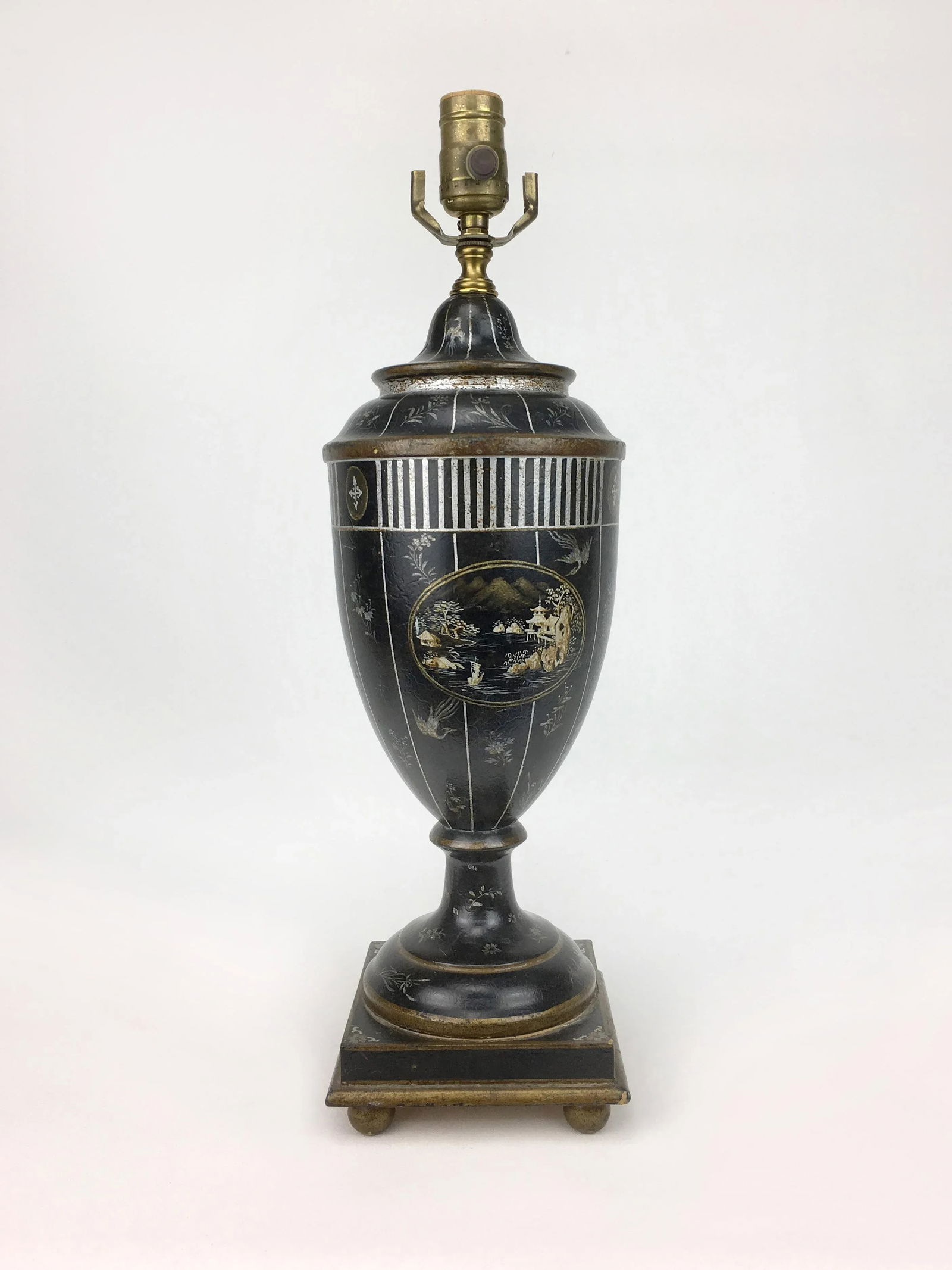 1980s Vintage Chelsea Classic Chinoserie Urn Lamp by Brunschwig & Fils - 5