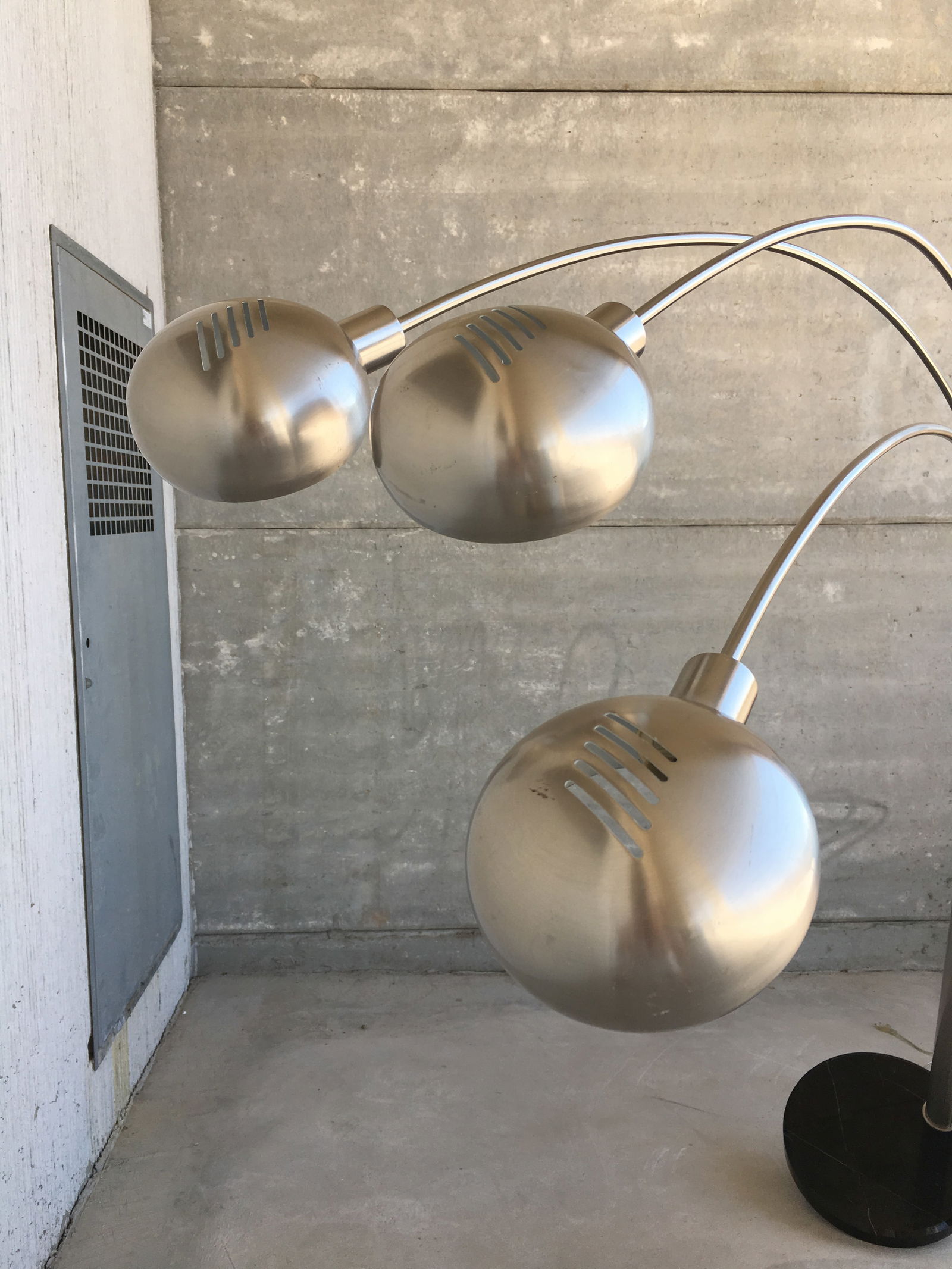 1970s Chrome Arc Design Lamp With Three Lights in Spherical lamp shades - 11