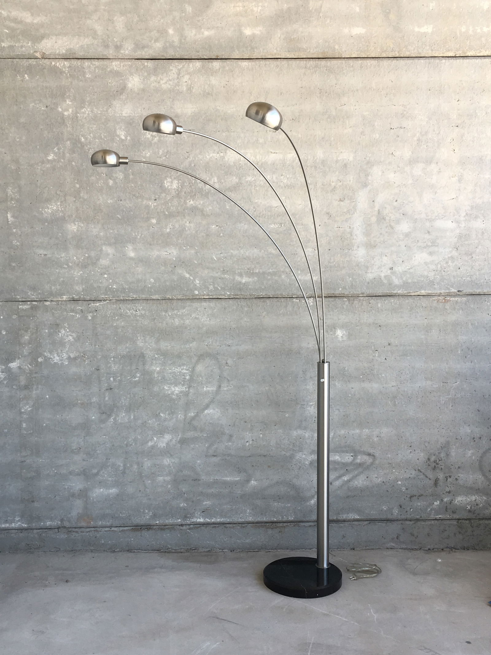 1970s Chrome Arc Design Lamp With Three Lights in Spherical lamp shades - 12