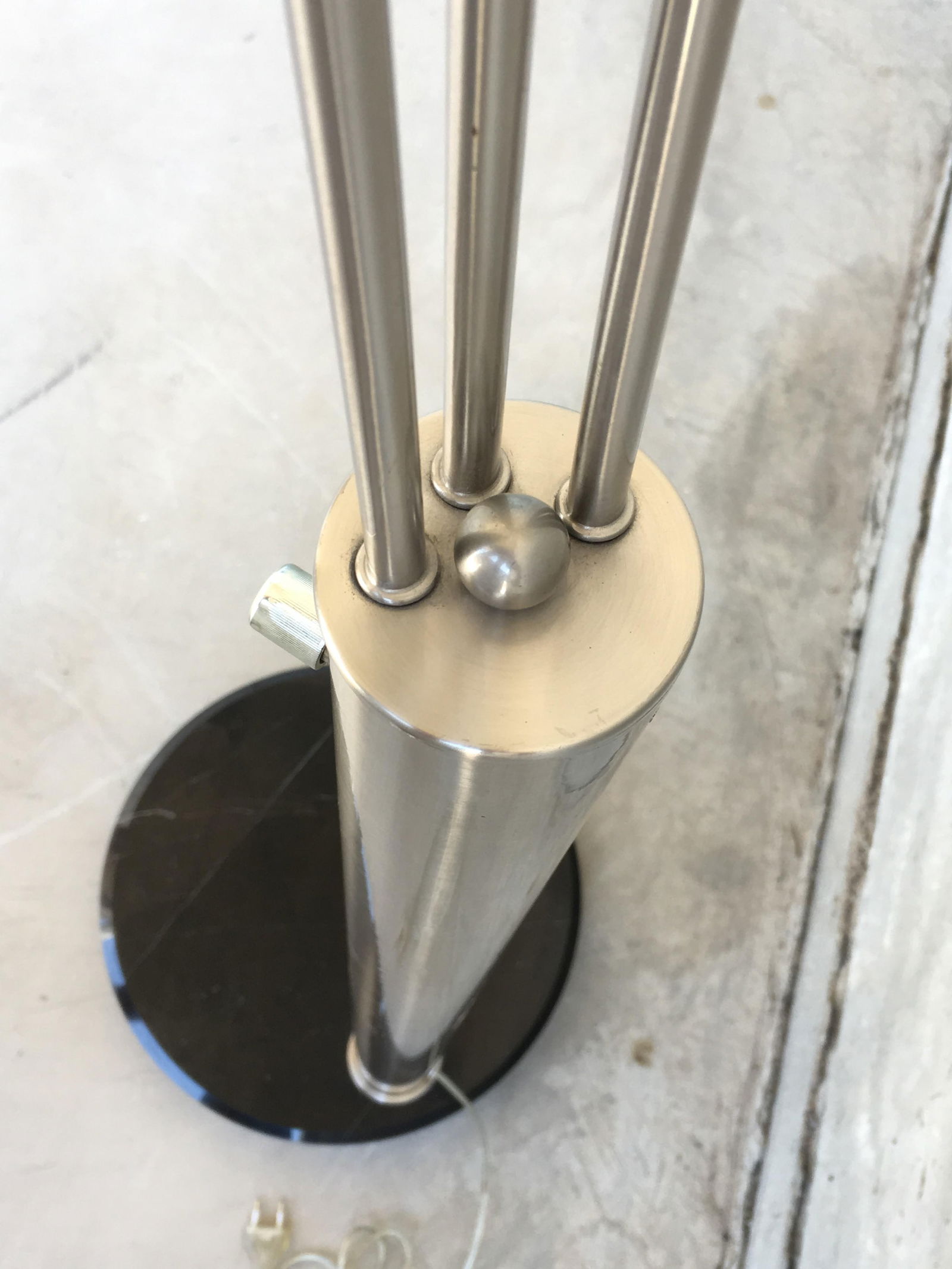 1970s Chrome Arc Design Lamp With Three Lights in Spherical lamp shades - 2