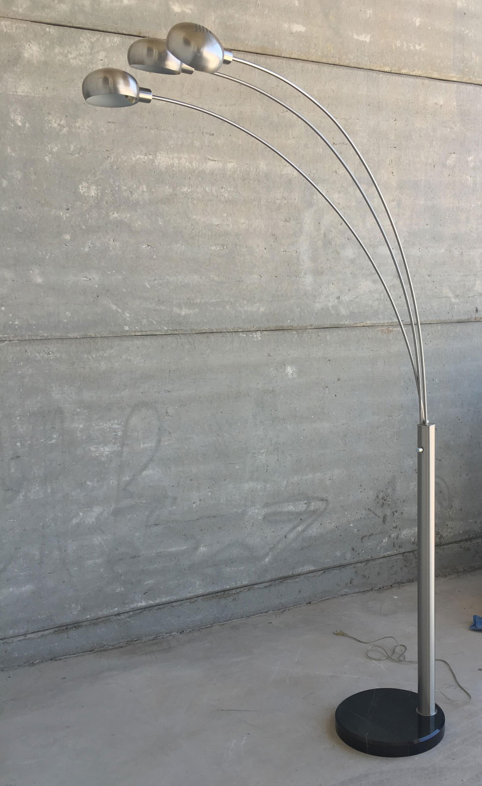 1970s Chrome Arc Design Lamp With Three Lights in Spherical lamp shades - 5