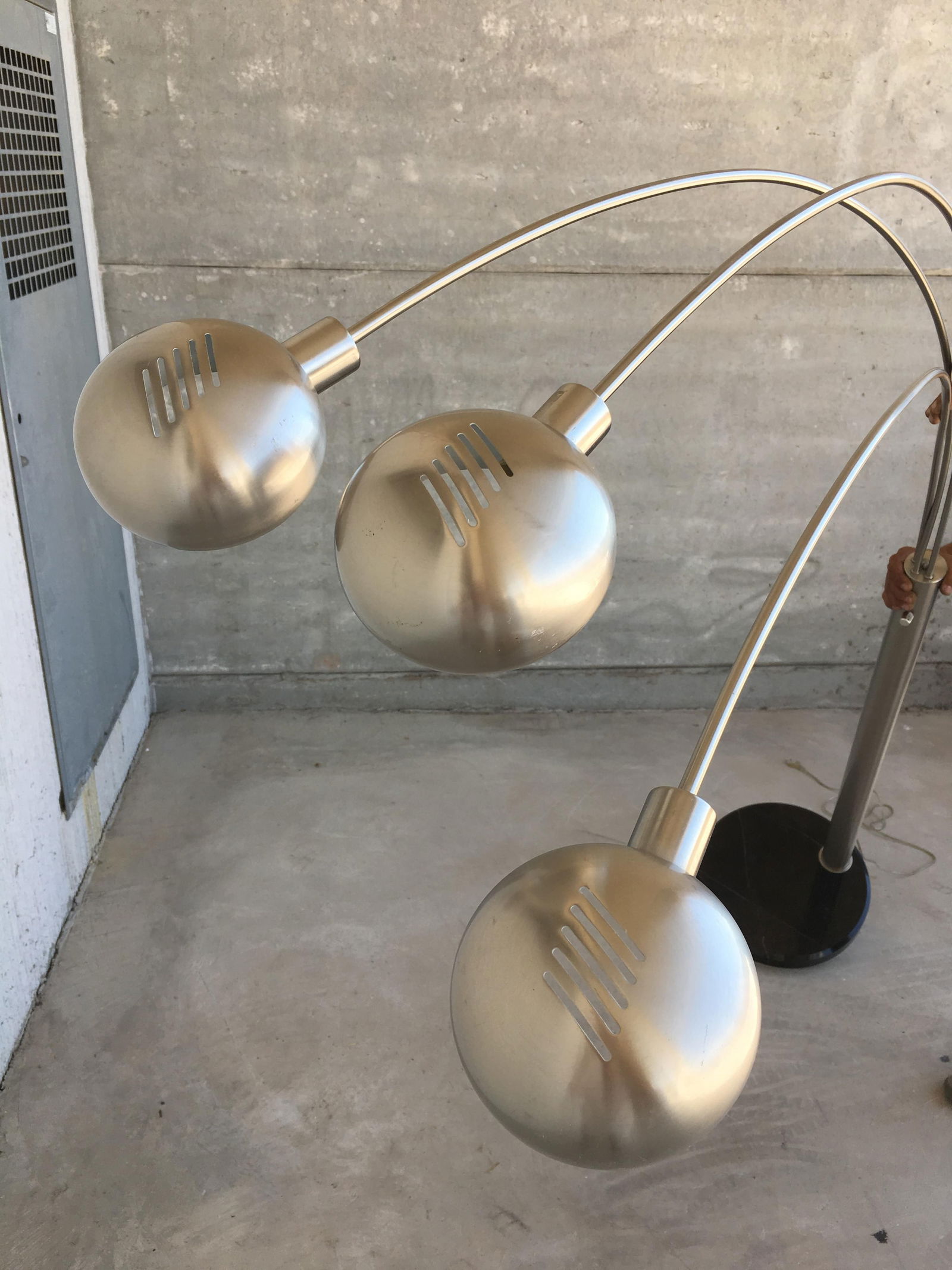 1970s Chrome Arc Design Lamp With Three Lights in Spherical lamp shades - 6
