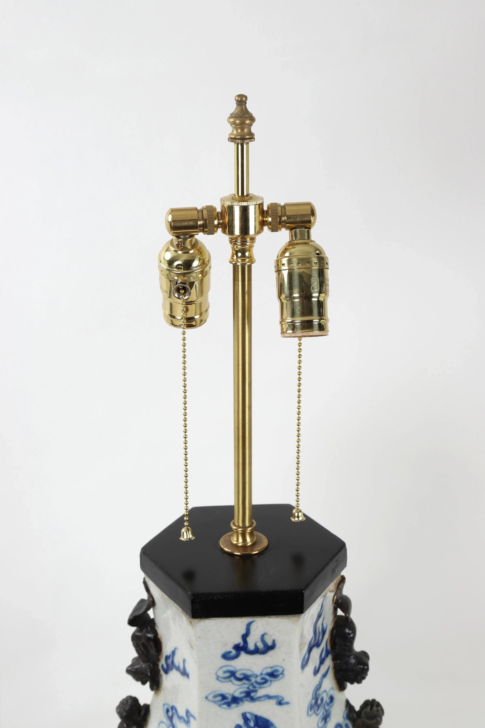 19th Century Chinese Qing Dynesty Double Bulb Pull Switch Hexagonal Blue & White Porcelain Lamp With - 3