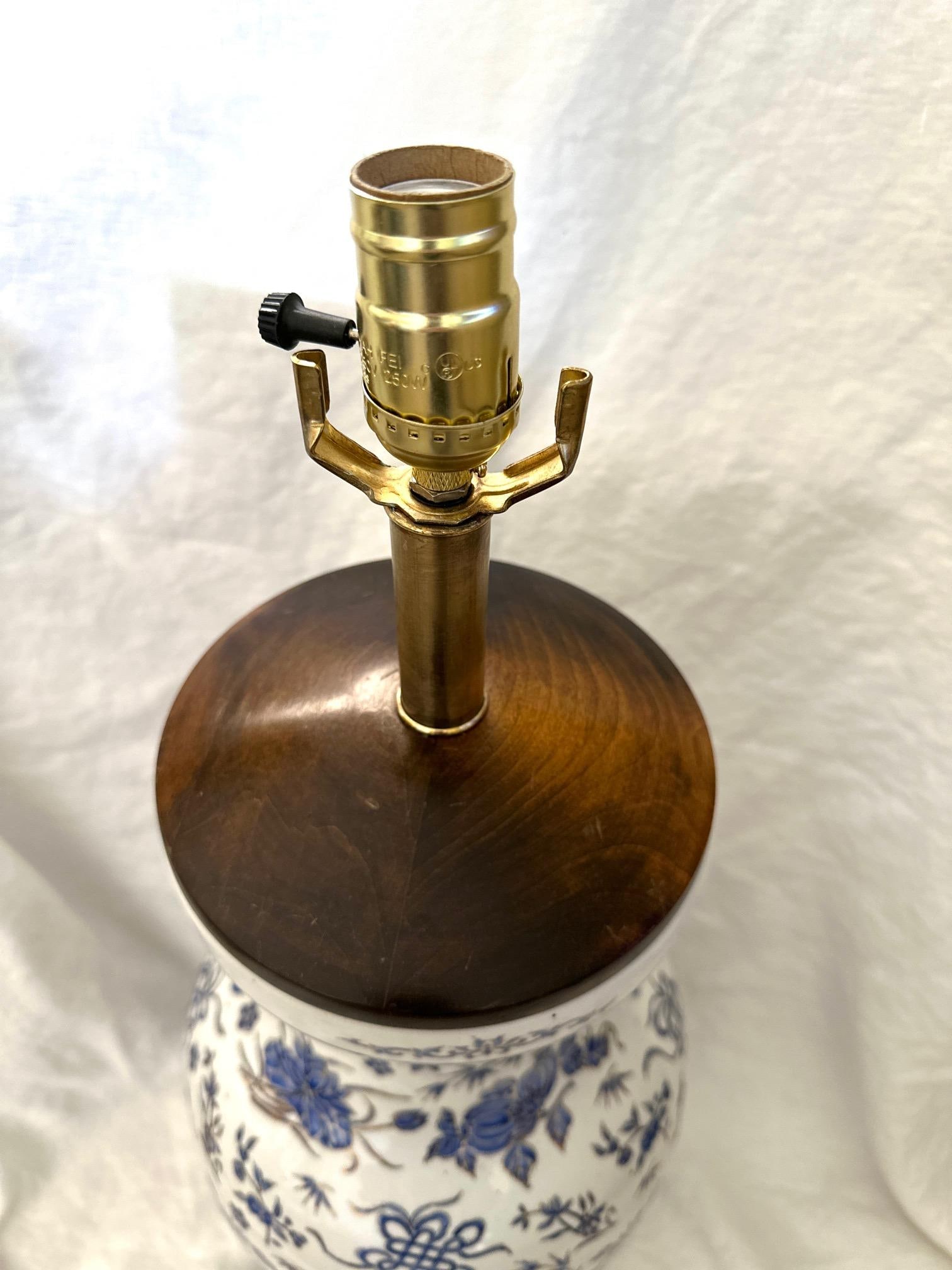 Vintage Chinoiserie Blue & White Vase Table Lamp - 4