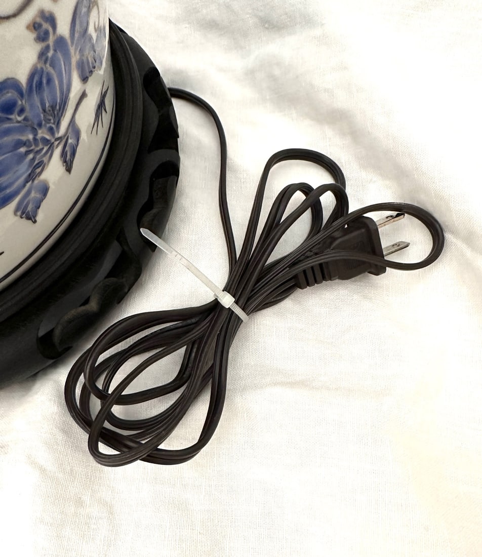 Vintage Chinoiserie Blue & White Vase Table Lamp - 9