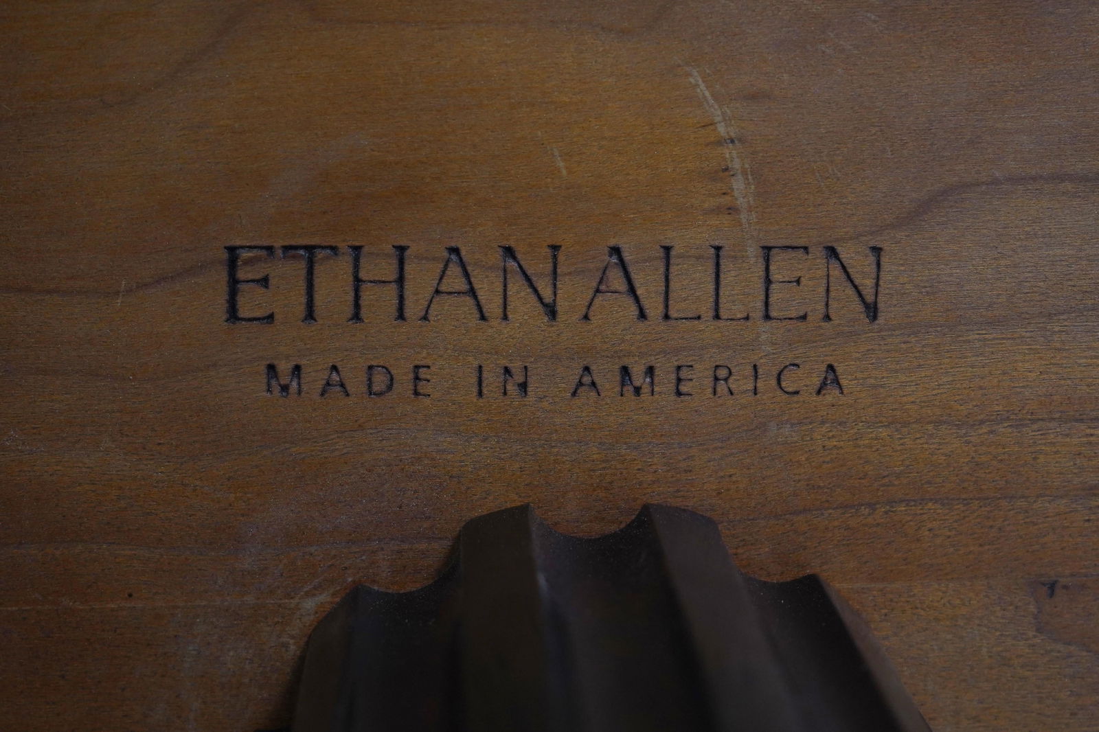 Ethan Allen Neoclassical Round Pedestal Table - 11