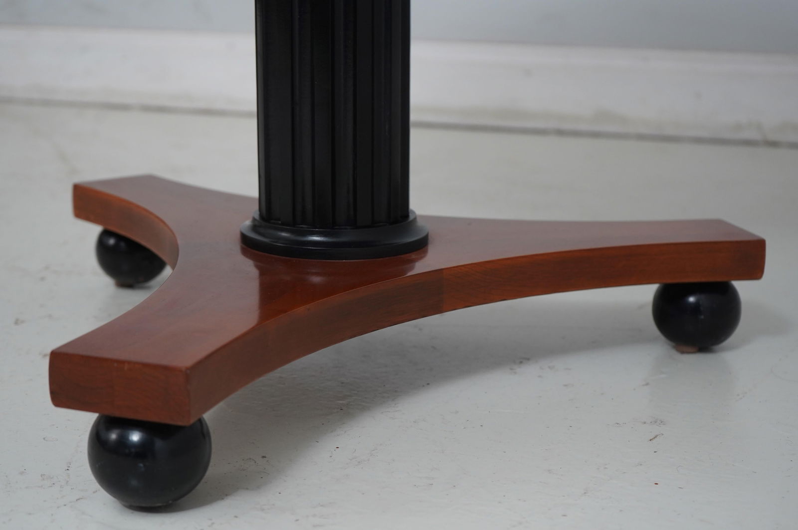 Ethan Allen Neoclassical Round Pedestal Table - 6