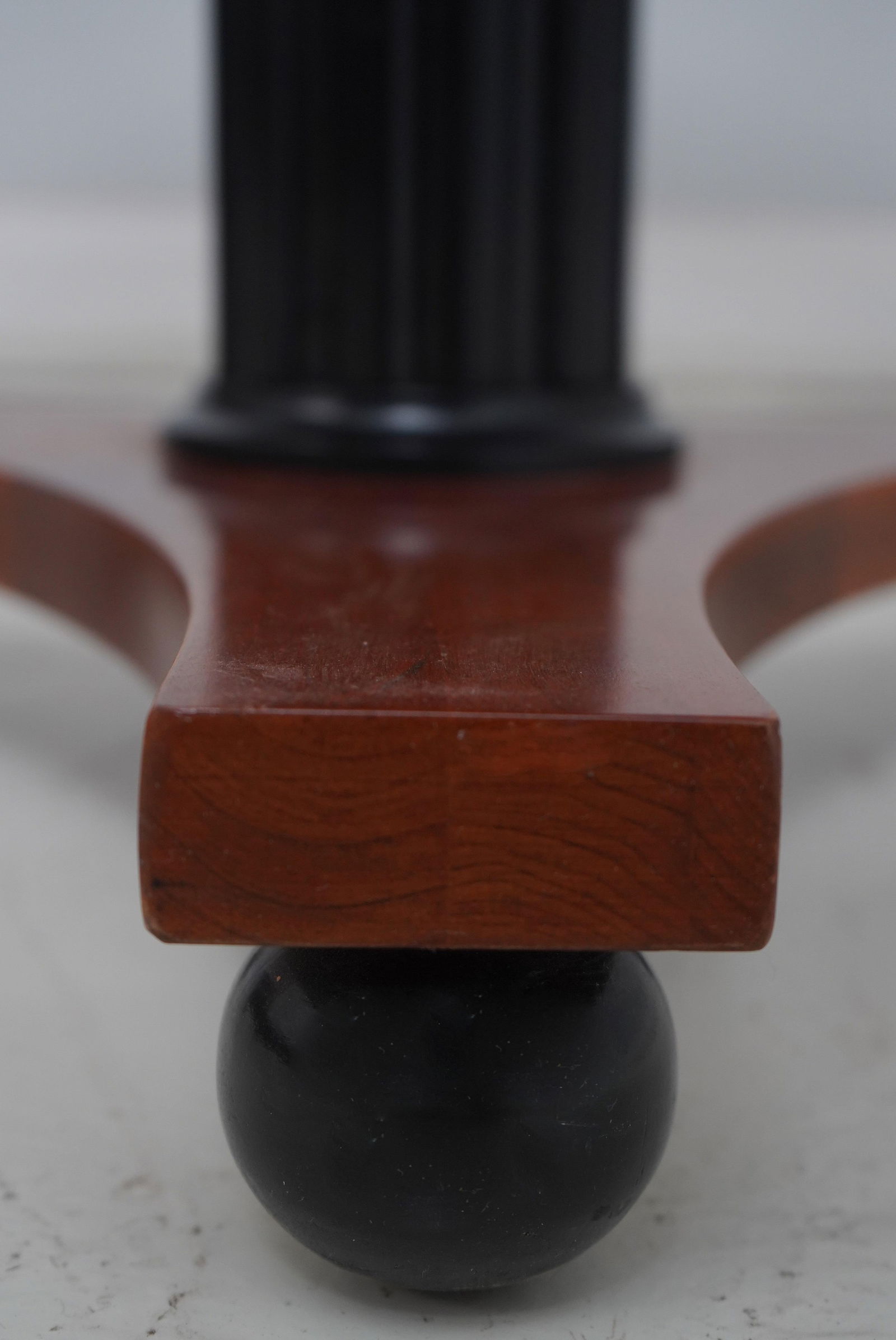 Ethan Allen Neoclassical Round Pedestal Table - 7