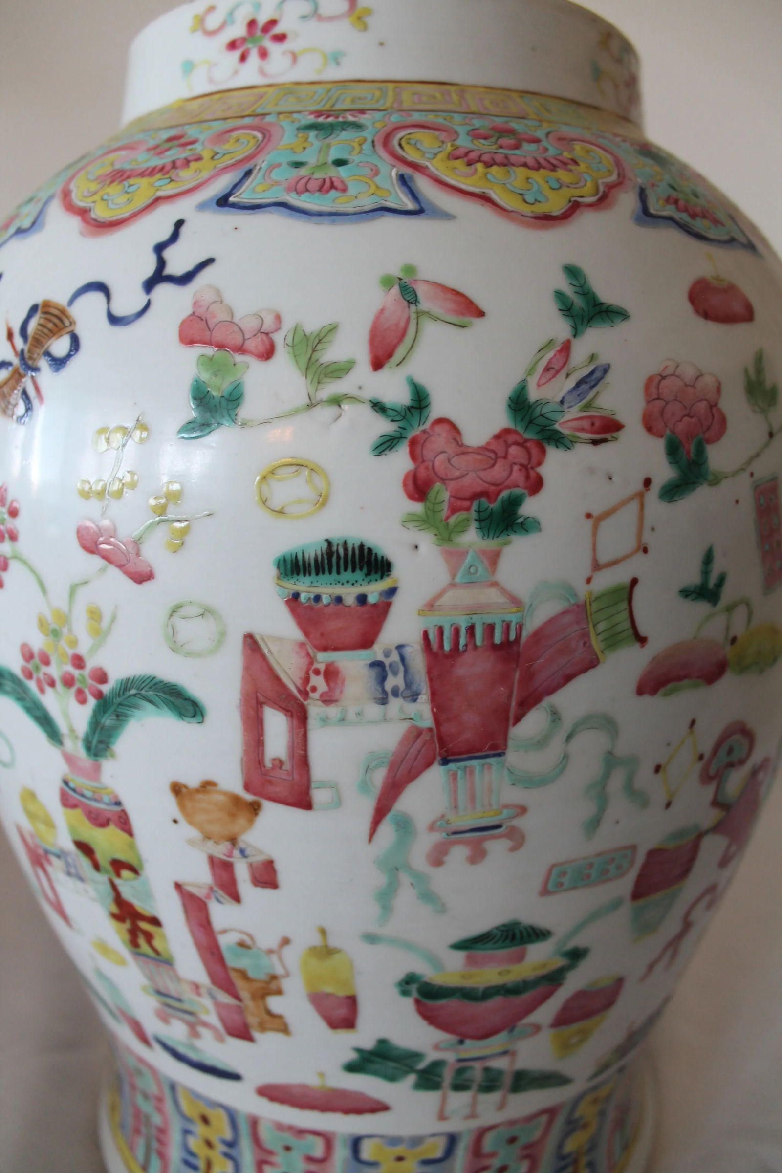 Antique Chinese Famille Rose "Hundred Antiques" Porcelain Vase - 2