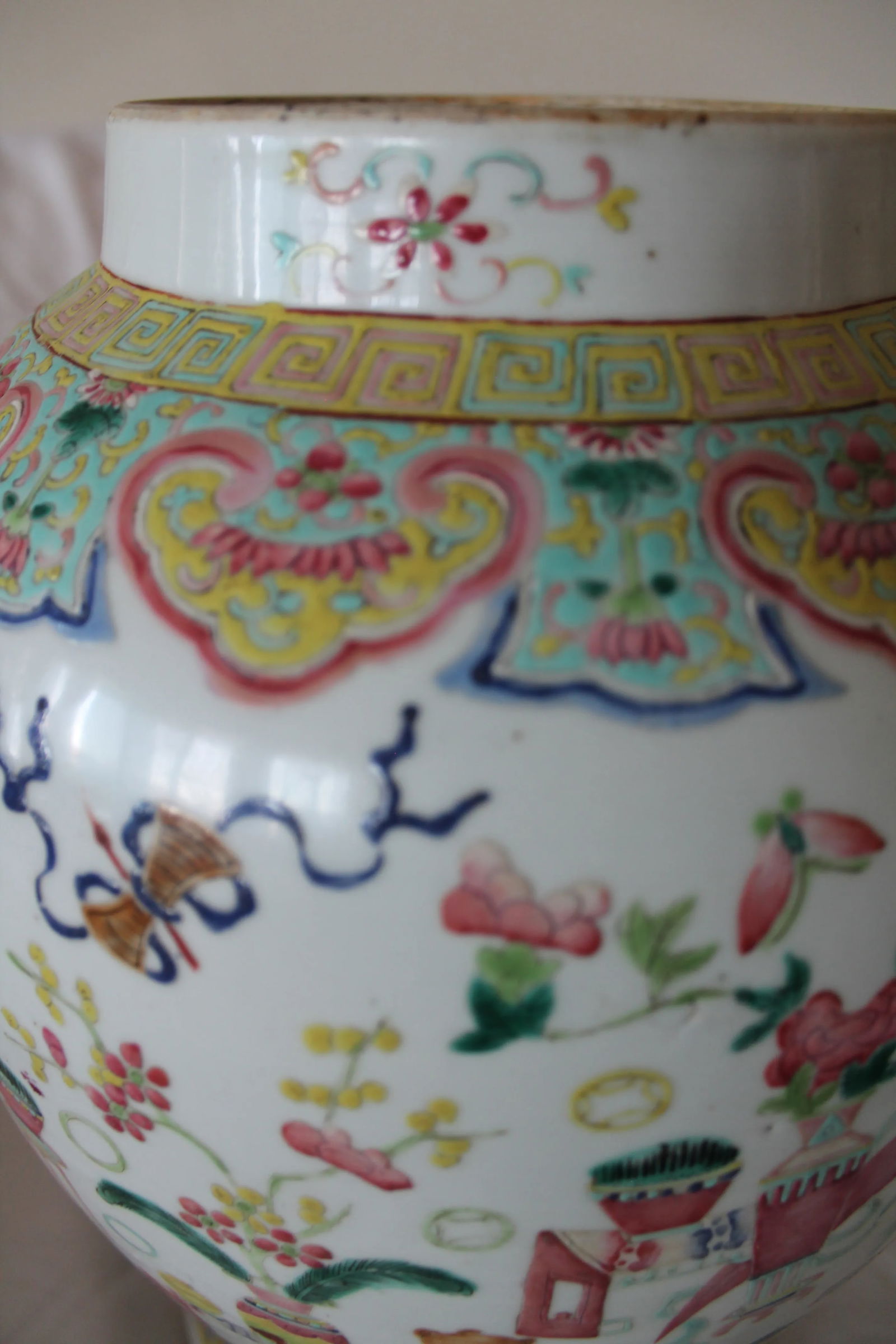 Antique Chinese Famille Rose "Hundred Antiques" Porcelain Vase - 5