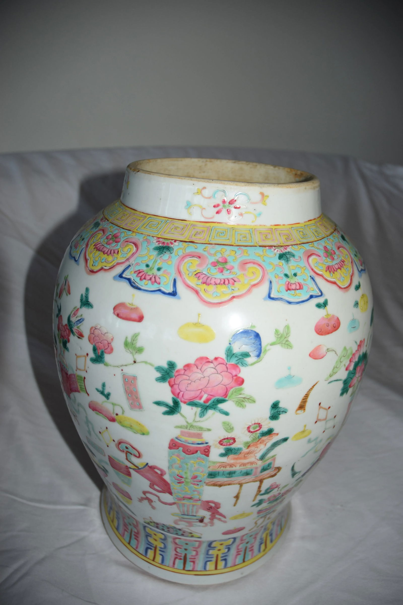 Antique Chinese Famille Rose "Hundred Antiques" Porcelain Vase - 6