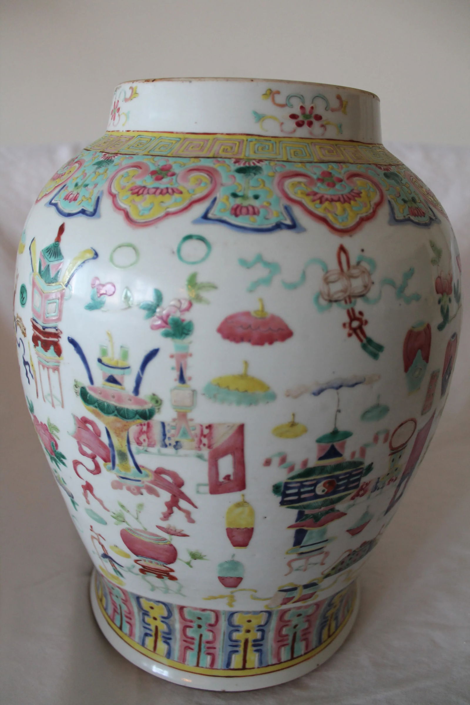 Antique Chinese Famille Rose "Hundred Antiques" Porcelain Vase - 7