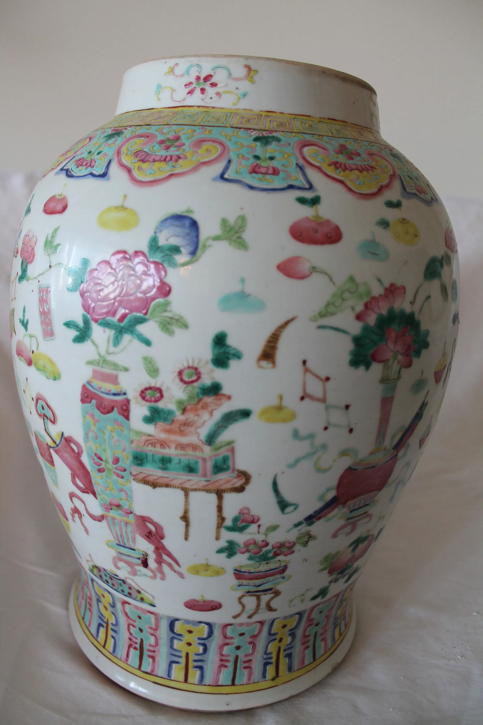 Antique Chinese Famille Rose "Hundred Antiques" Porcelain Vase - 8