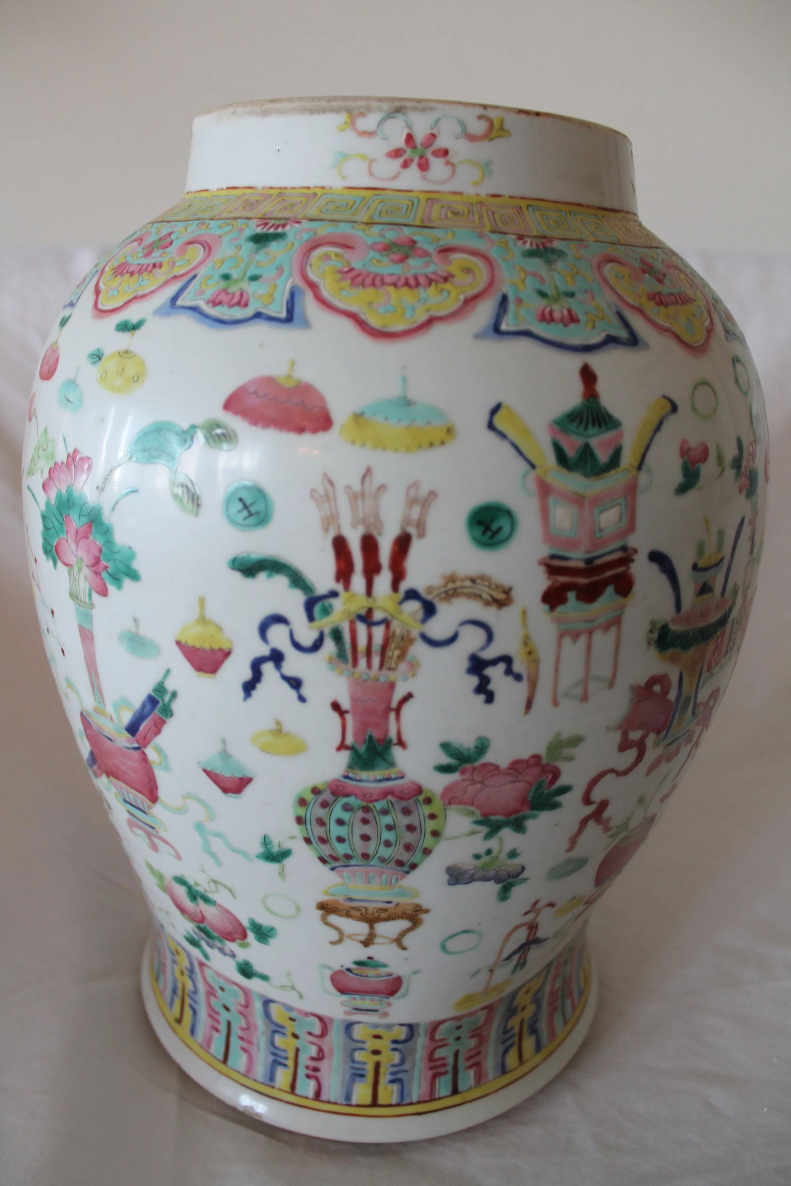 Antique Chinese Famille Rose "Hundred Antiques" Porcelain Vase - 9