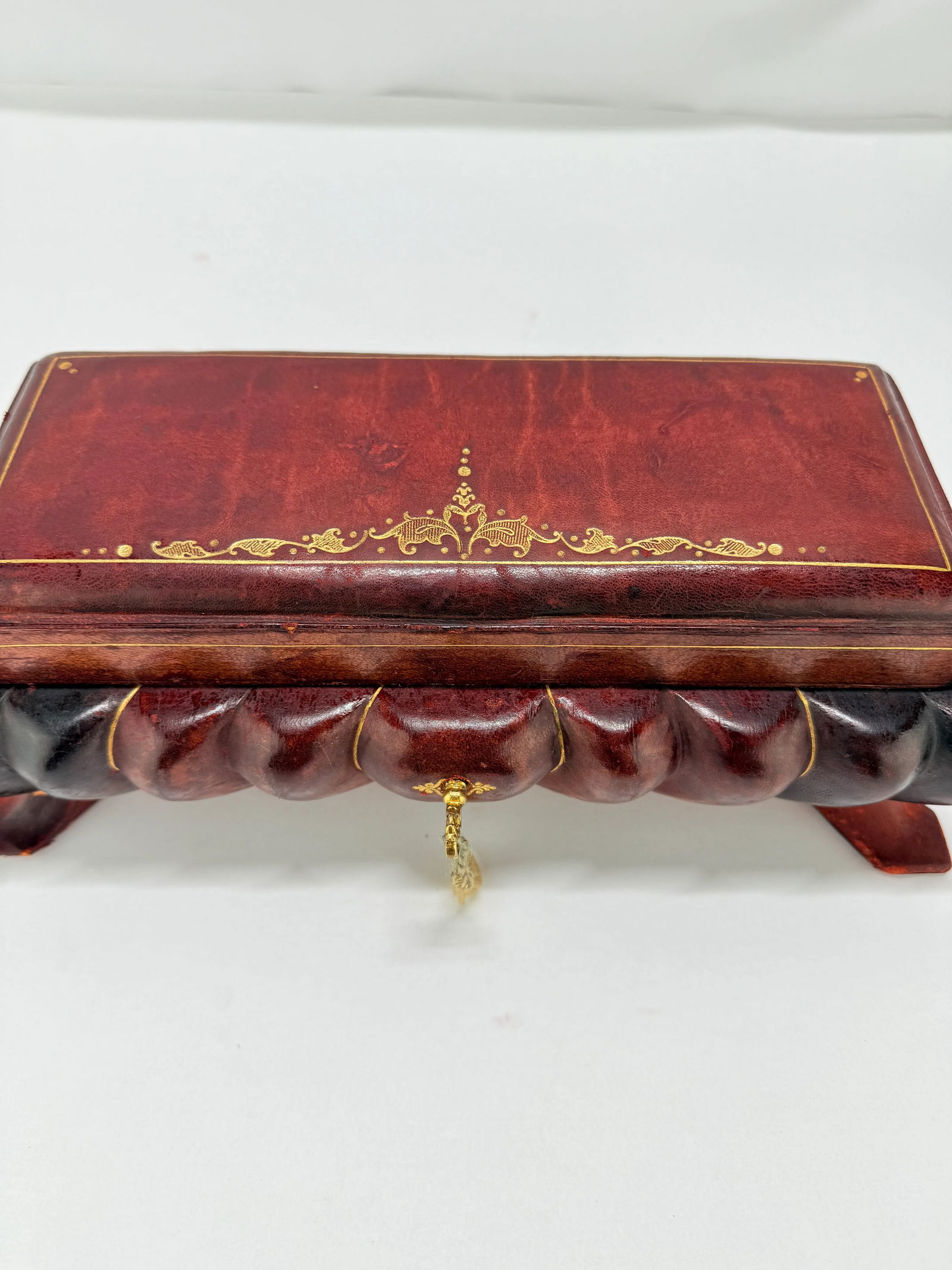 Italian Leather-Clad and Gilt-Tooled Tabletop Jewelry or Trinket Box, Mid-20th C - 11