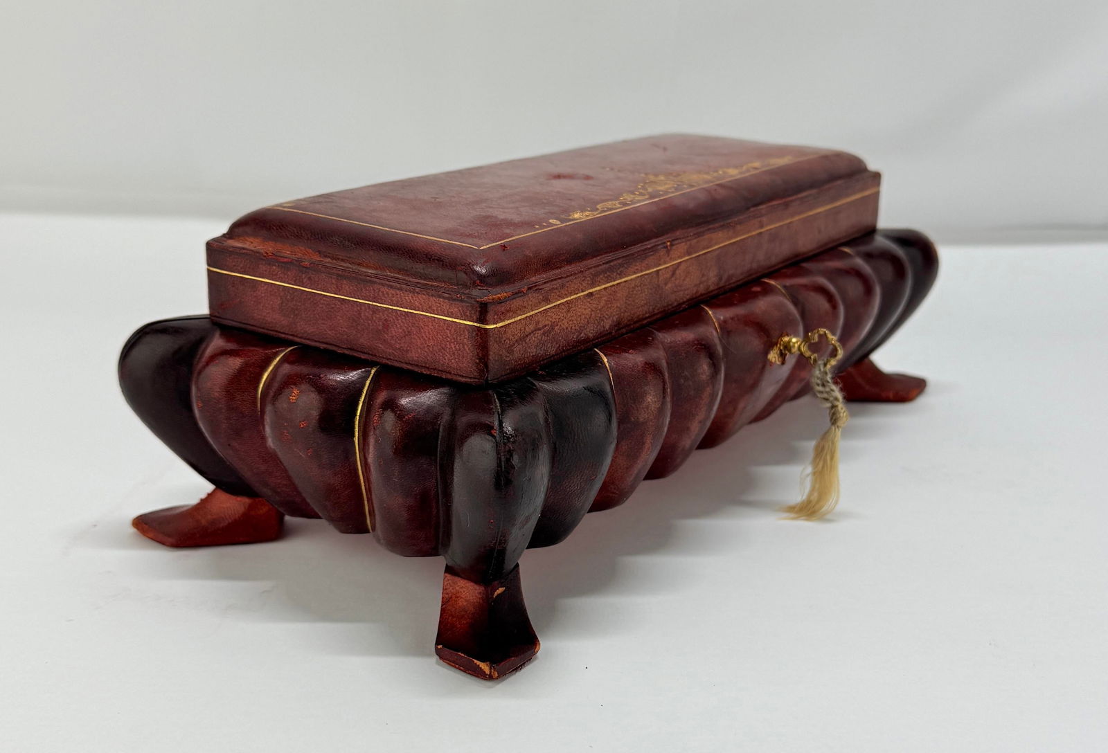 Italian Leather-Clad and Gilt-Tooled Tabletop Jewelry or Trinket Box, Mid-20th C - 4