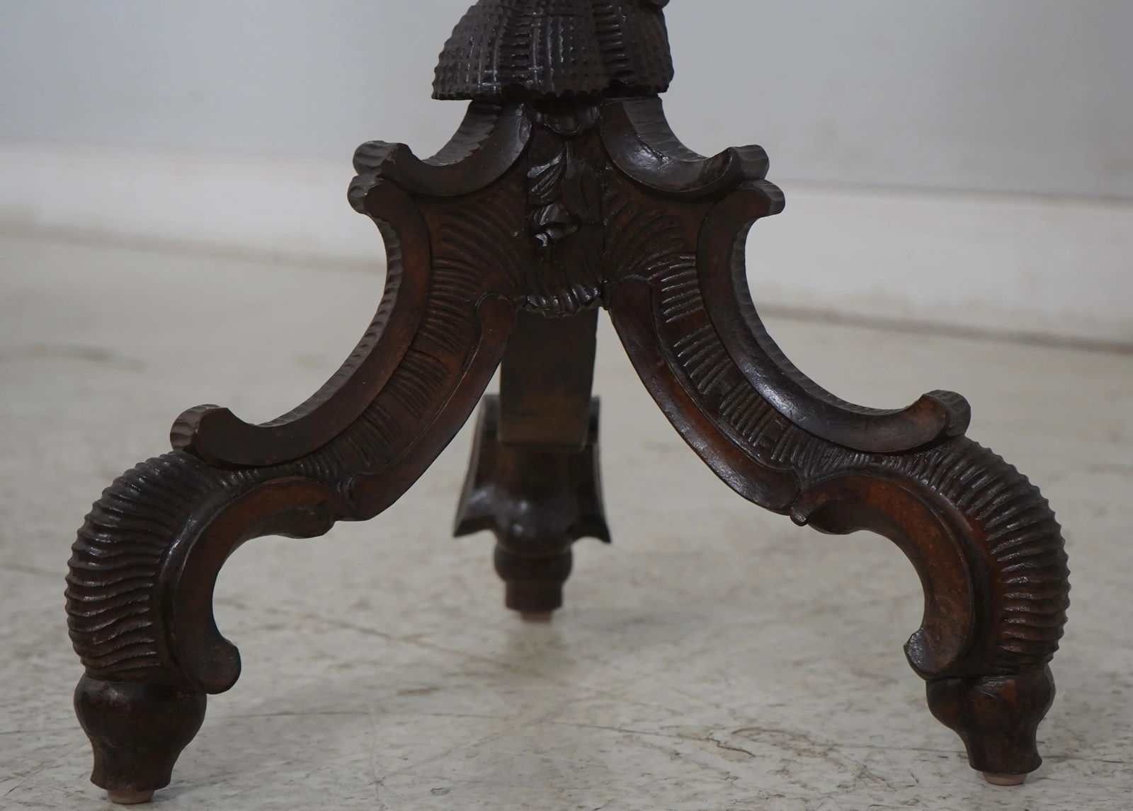 Italian Continental Cherub Carved Pedestal Table - 3