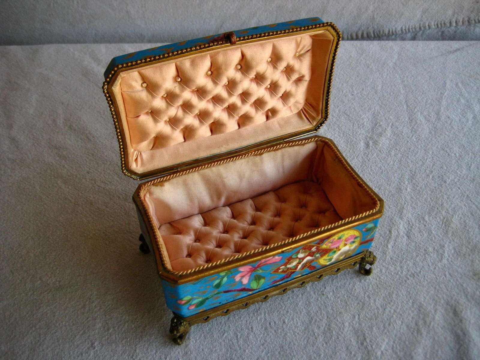 Mid 19th CenturyFrench Jacob Petit Style Porcelain Chinoiserie Jewelry Box - 3