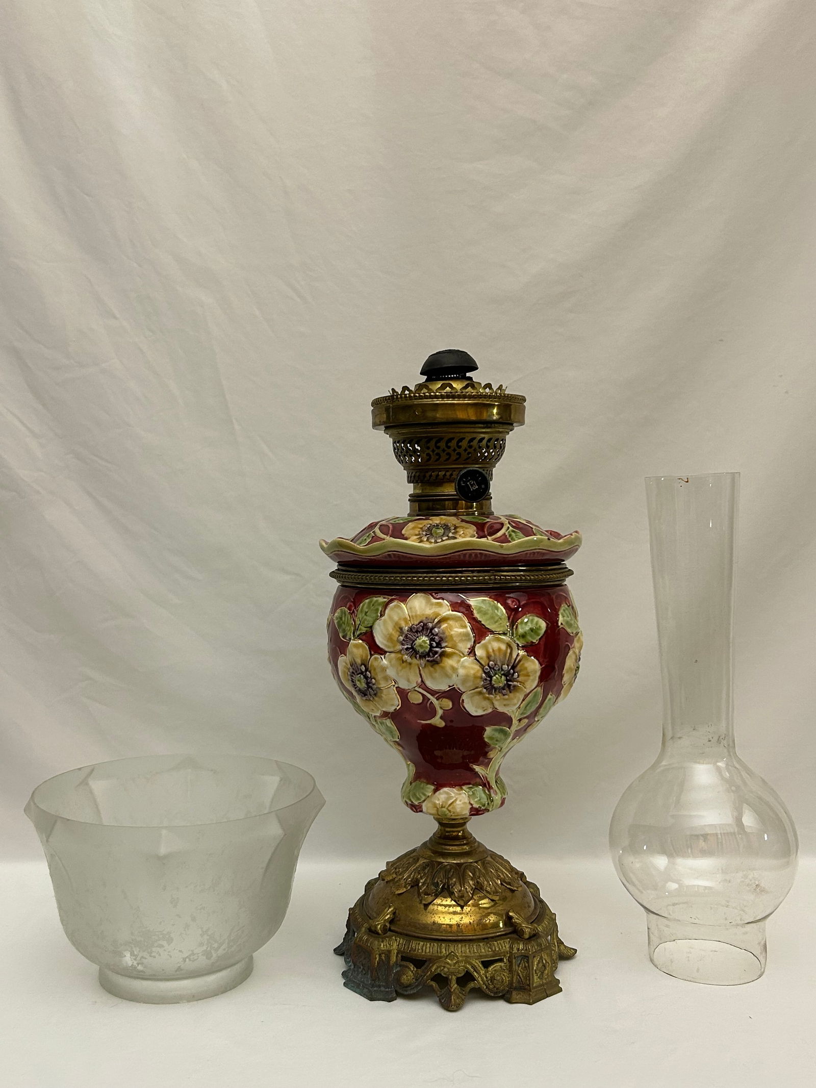 Late 19th Century Art Nouveau Ceramic & Brass Oil Lamp (With Matching Candle Chandelier) - 2