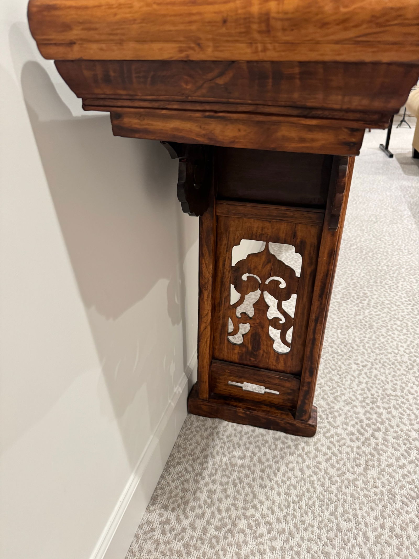Hand-Carved Chinese Elm Altar Console Table - Cloud Scroll Carvings - Early 20th Century - 6