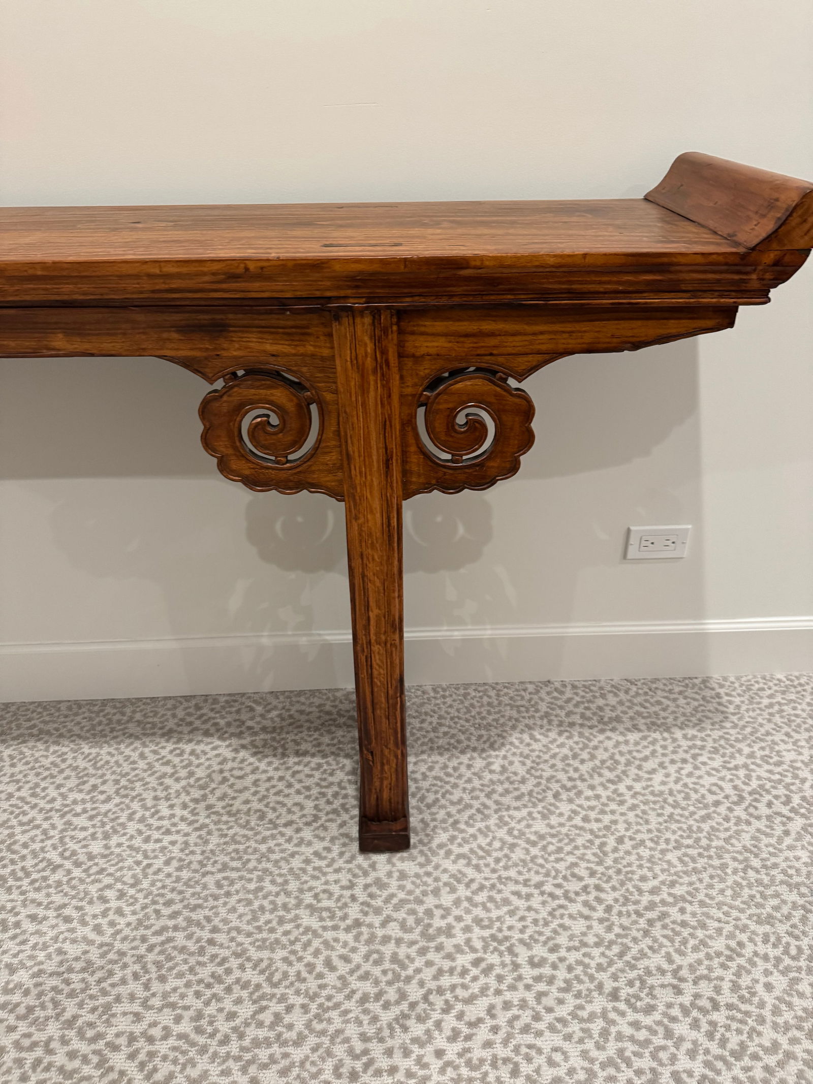 Hand-Carved Chinese Elm Altar Console Table - Cloud Scroll Carvings - Early 20th Century - 7