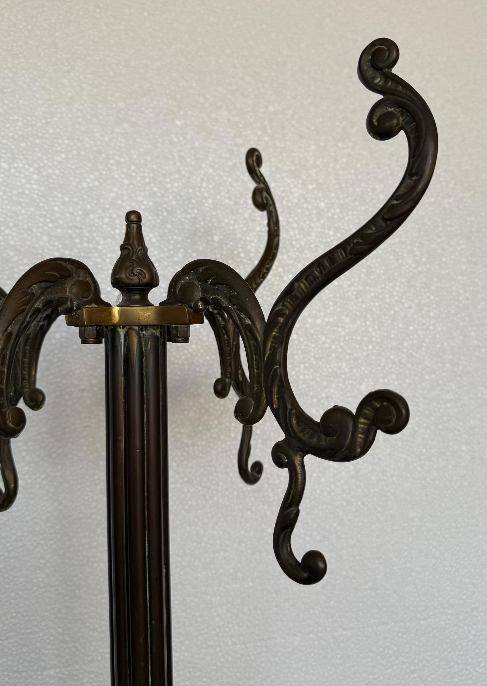Early 20th Century Bronze and Brass Burnished Art Nouveau Belle Epoque Hanger, Bronze Grifone Feet - 6