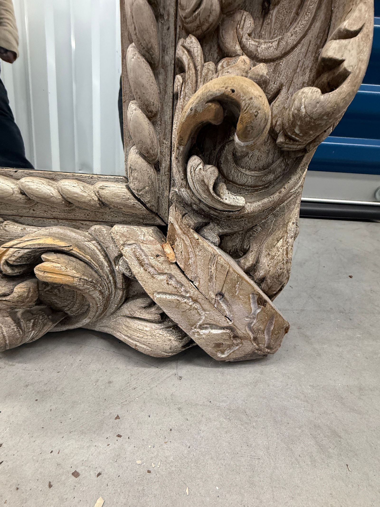 Neapolitan Baroque Carved Wood Mirror With Putti and Shell Crest C. 1680-1720 - 10