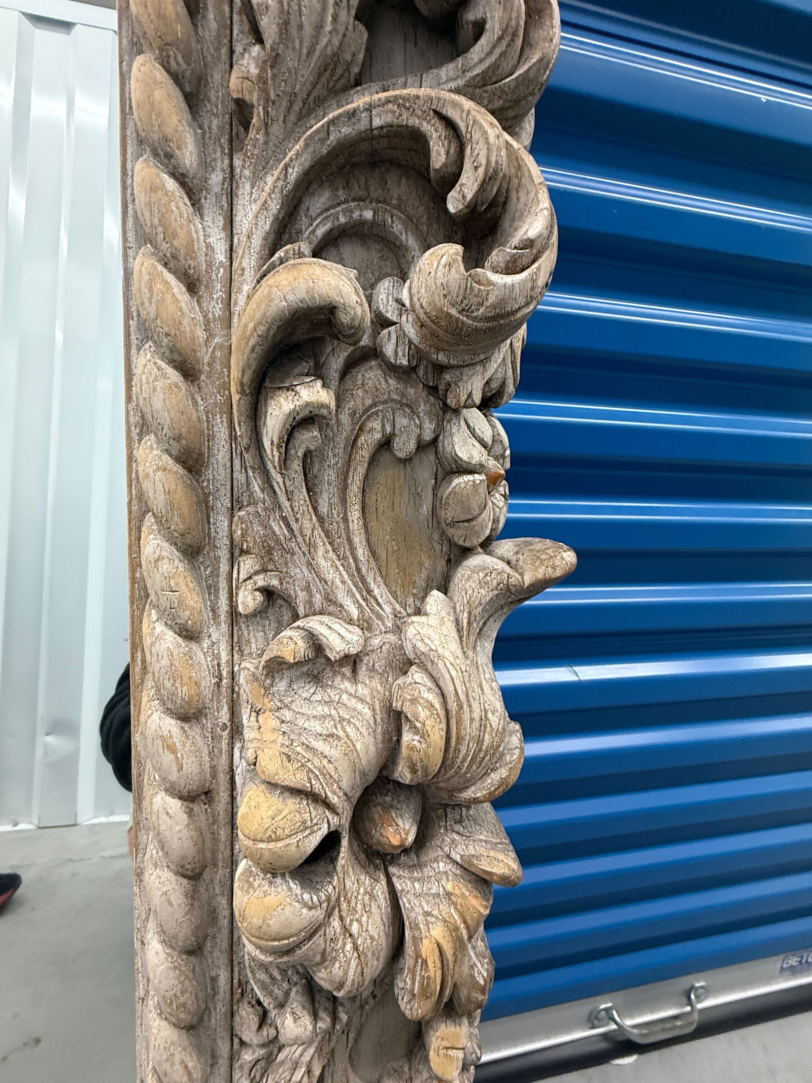 Neapolitan Baroque Carved Wood Mirror With Putti and Shell Crest C. 1680-1720 - 11