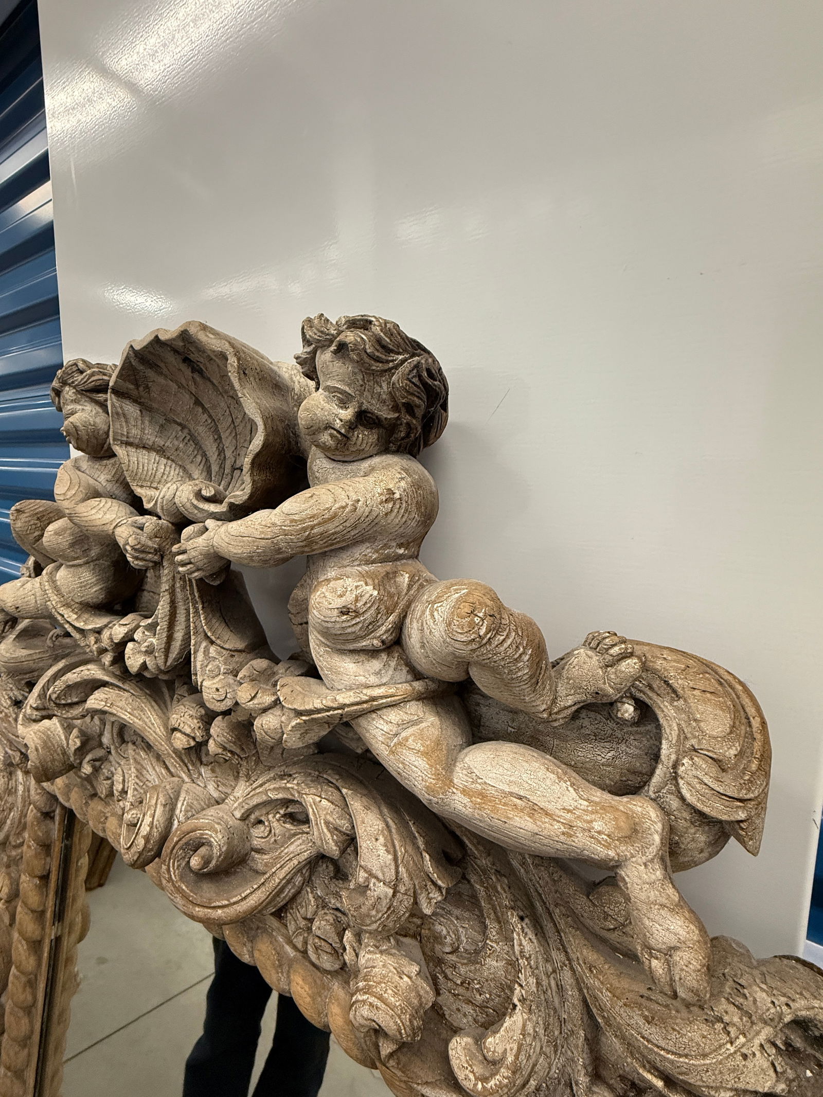 Neapolitan Baroque Carved Wood Mirror With Putti and Shell Crest C. 1680-1720 - 3