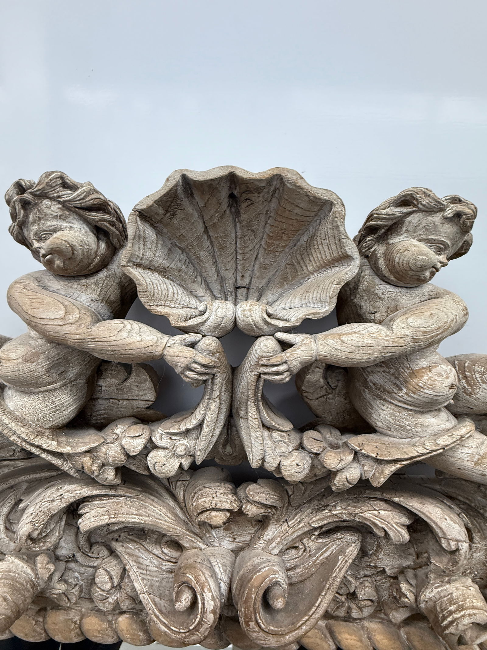 Neapolitan Baroque Carved Wood Mirror With Putti and Shell Crest C. 1680-1720 - 4