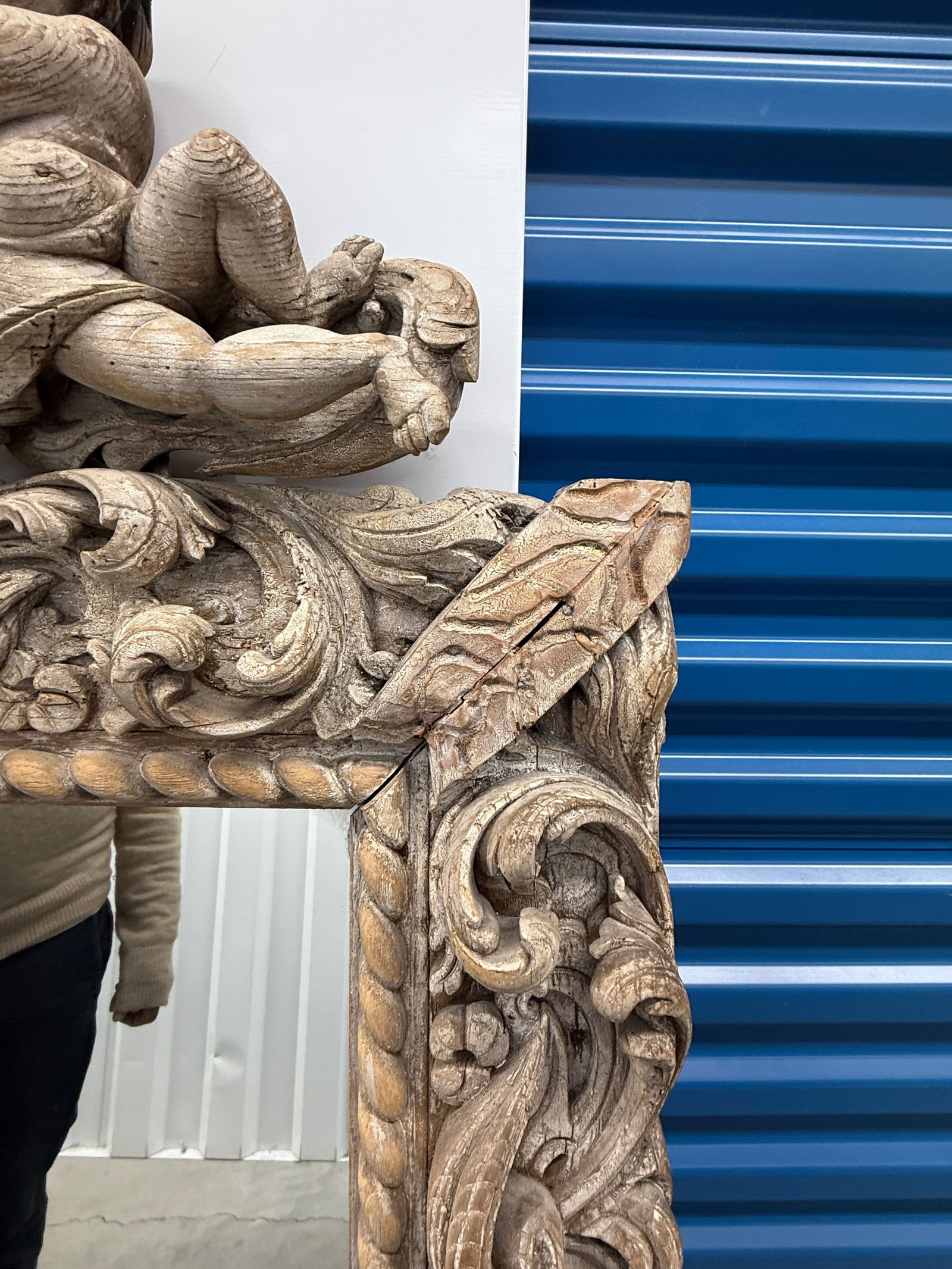 Neapolitan Baroque Carved Wood Mirror With Putti and Shell Crest C. 1680-1720 - 5