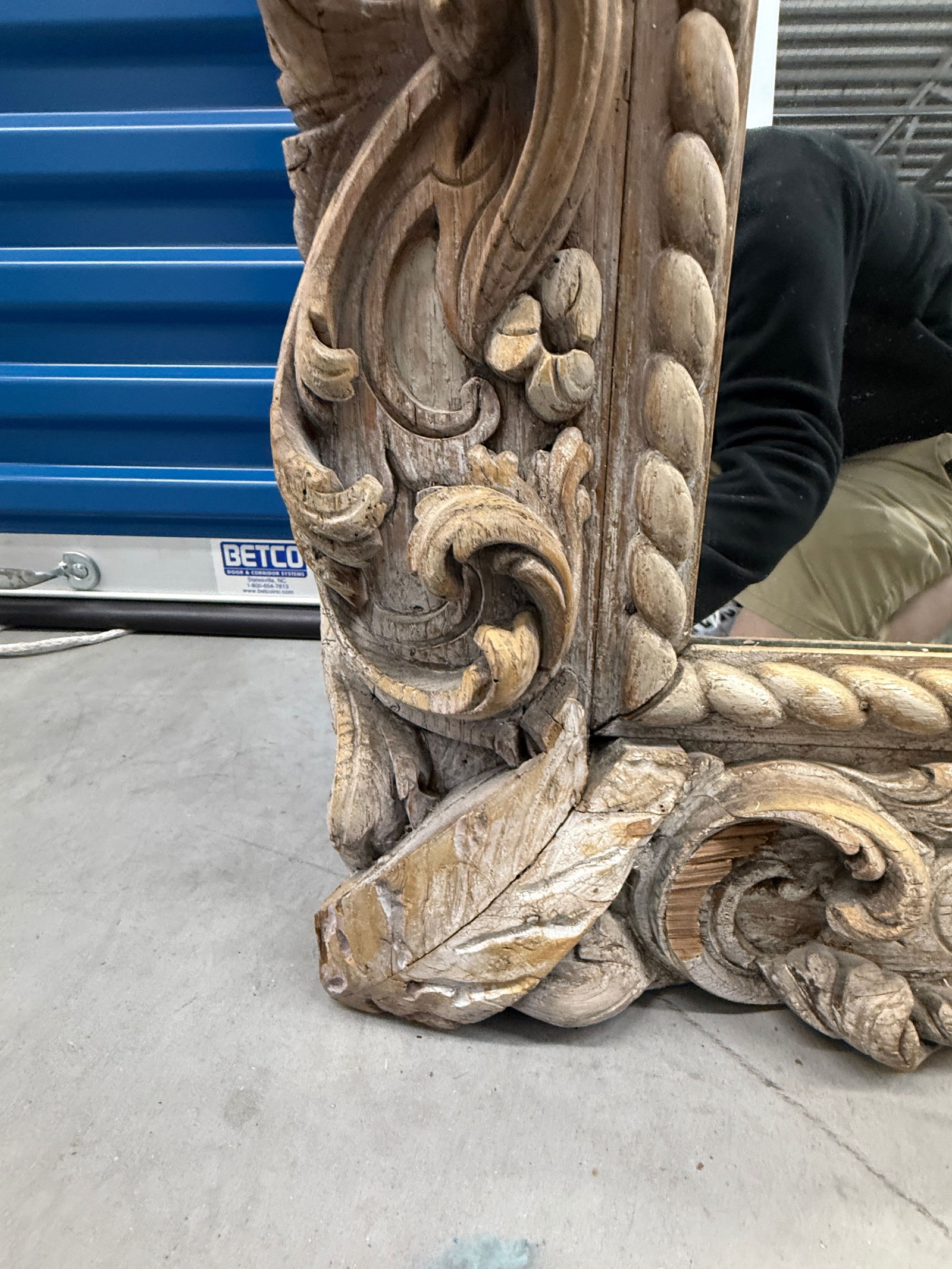 Neapolitan Baroque Carved Wood Mirror With Putti and Shell Crest C. 1680-1720 - 7