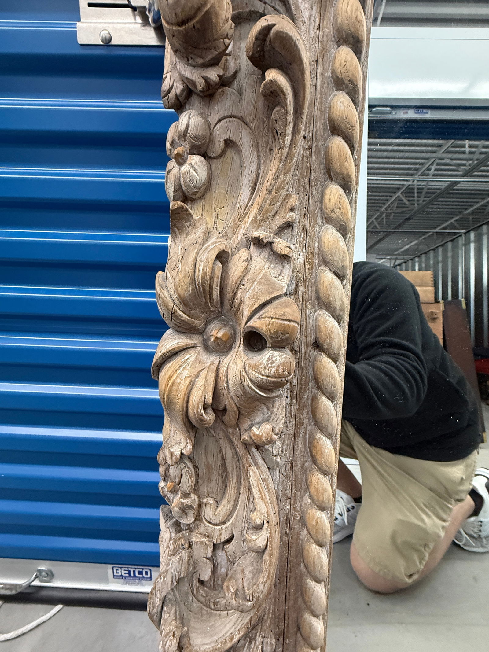 Neapolitan Baroque Carved Wood Mirror With Putti and Shell Crest C. 1680-1720 - 8