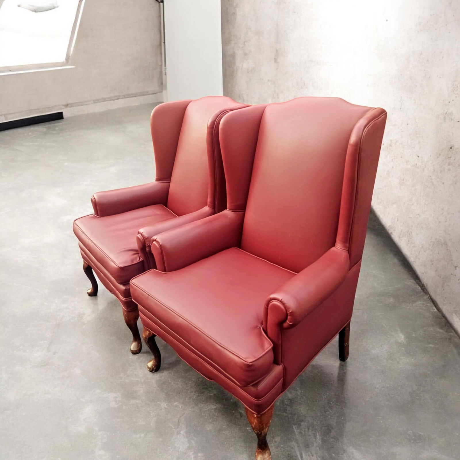 1970s Pair of Exquisite Oxblood High-Quality Mid-Century Modern Masterpiece Matching Wingback Chairs - 7